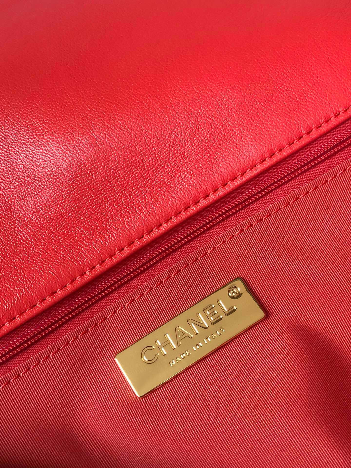 CHANEL 19 LARGE HANDBAG Shiny Leather Red, Gold-Tone, Silver-Tone Ruthenium-Finish Metal 7.8 * 11.7 * 3.9 in - Image 9