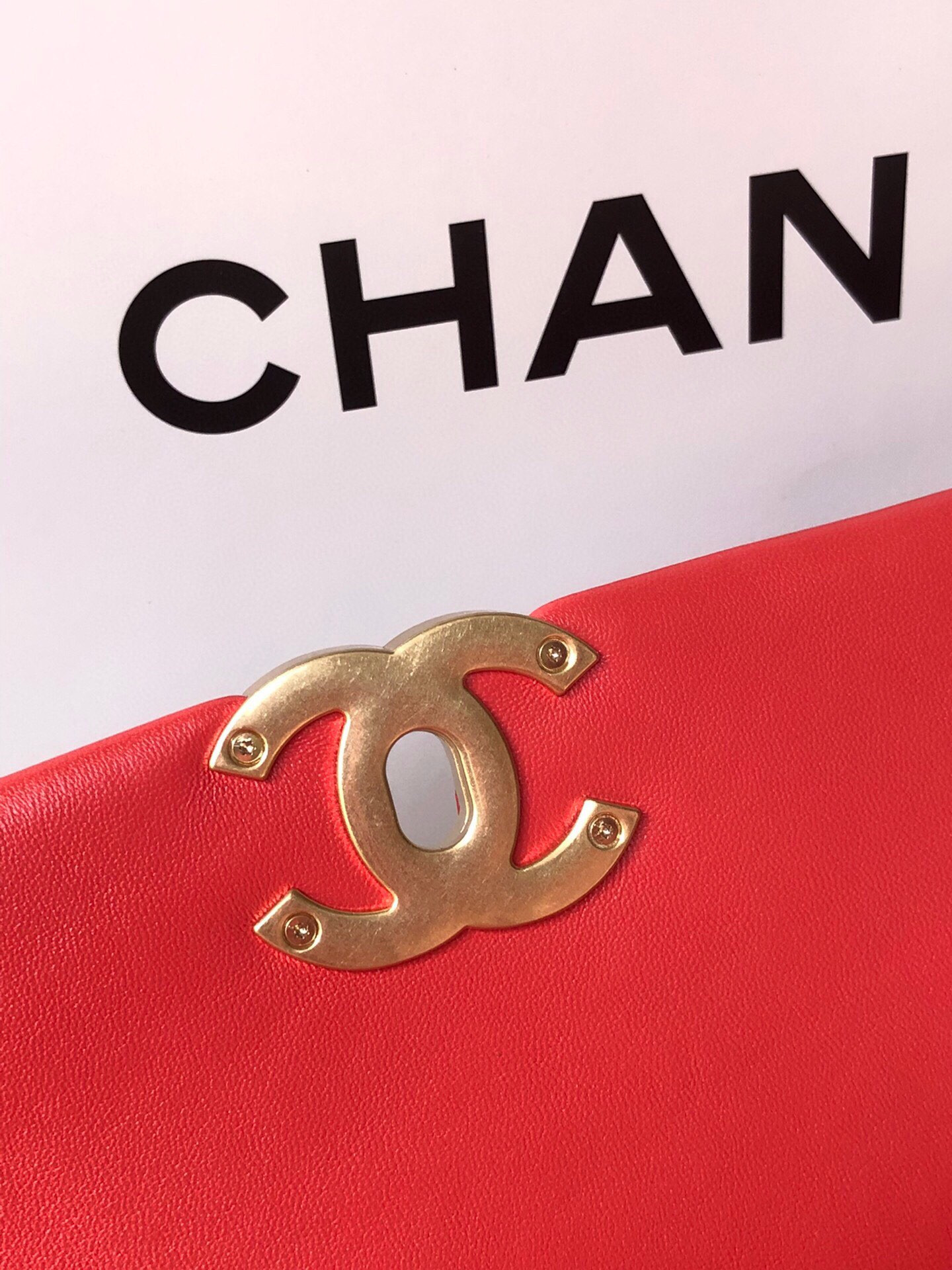 CHANEL 19 LARGE HANDBAG Shiny Leather Red, Gold-Tone, Silver-Tone Ruthenium-Finish Metal 7.8 * 11.7 * 3.9 in - Image 10