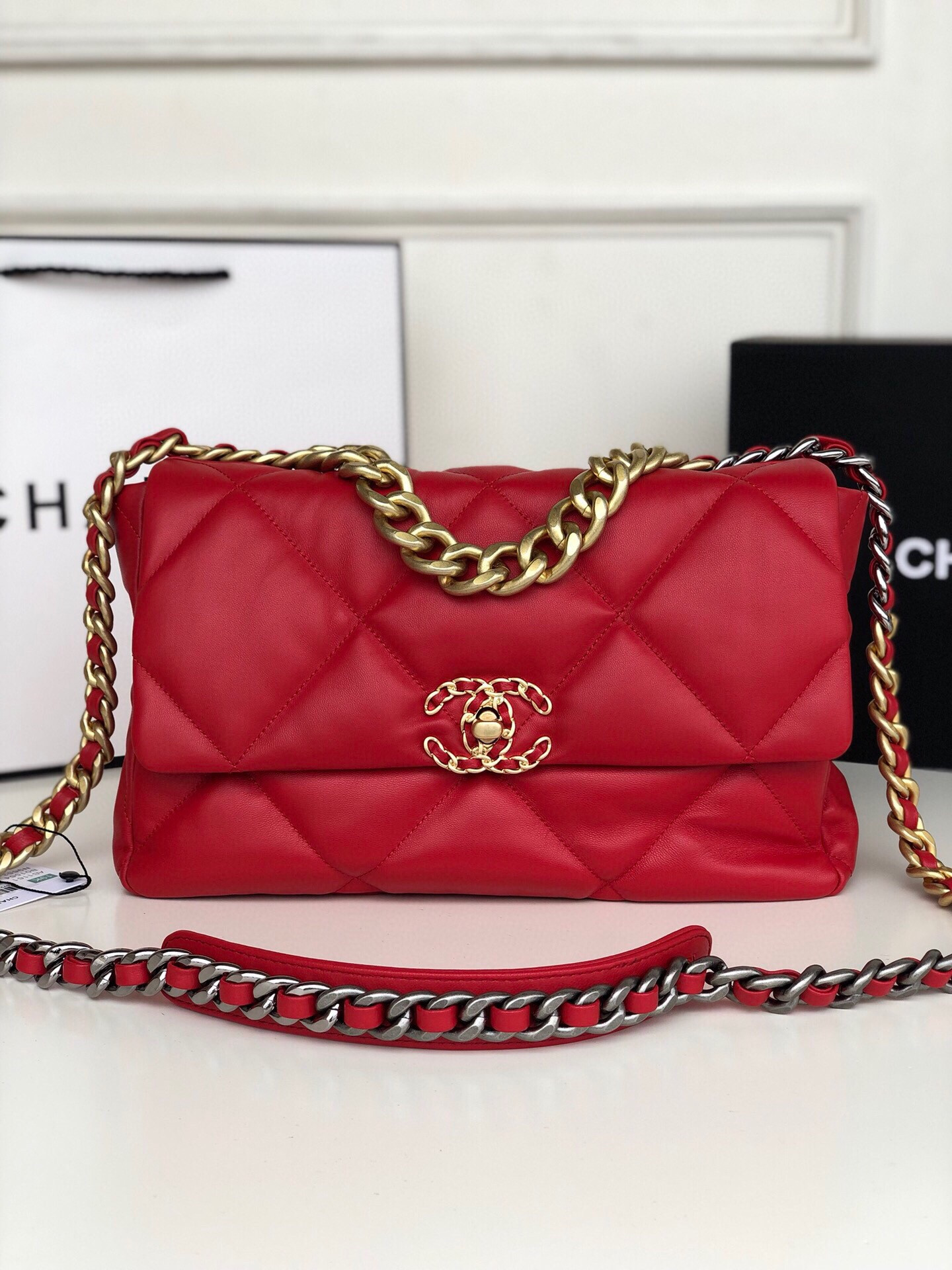 CHANEL 19 LARGE HANDBAG Shiny Leather, Gold-Tone, Silver-Tone Ruthenium-Finish Metal Red 7.8 * 11.7 * 3.9 in
