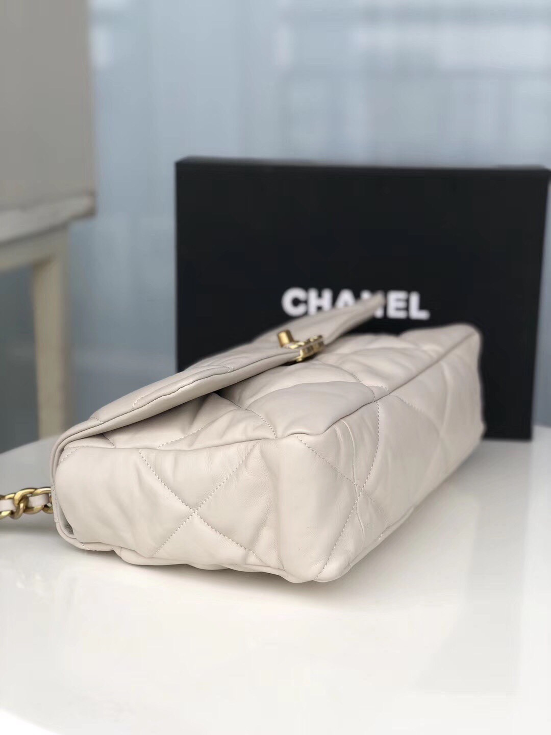 CHANEL 19 LARGE HANDBAG Shiny Leather, Gold-Tone, Silver-Tone Ruthenium-Finish Metal Beige 7.8 * 11.7 * 3.9 in - Image 4