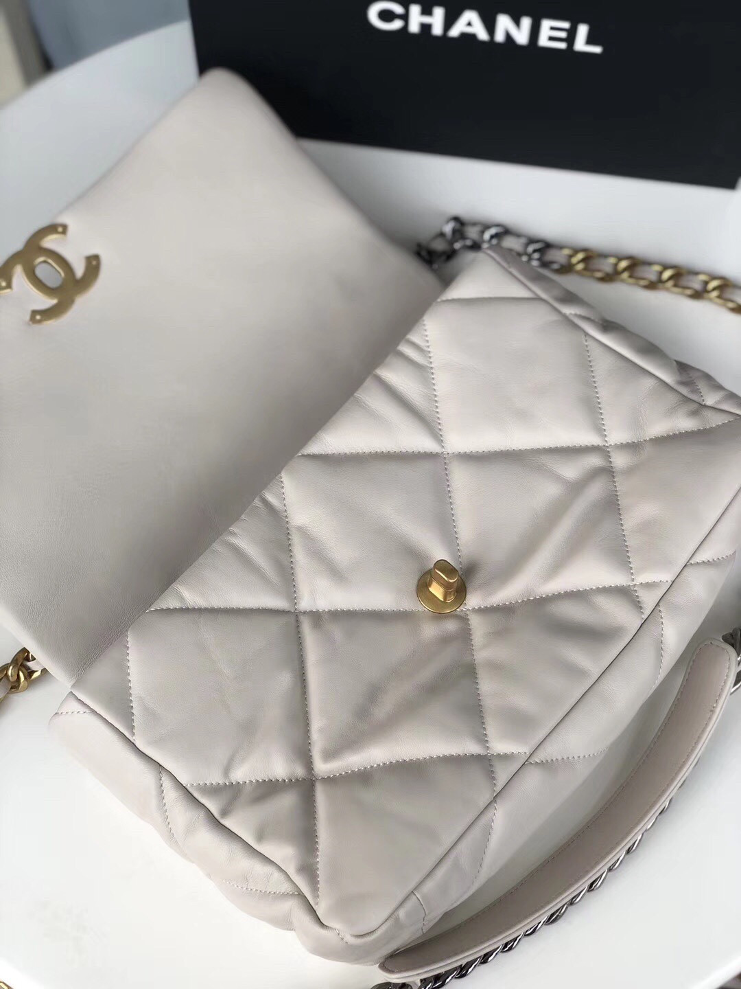 CHANEL 19 LARGE HANDBAG Shiny Leather, Gold-Tone, Silver-Tone Ruthenium-Finish Metal Beige 7.8 * 11.7 * 3.9 in - Image 7