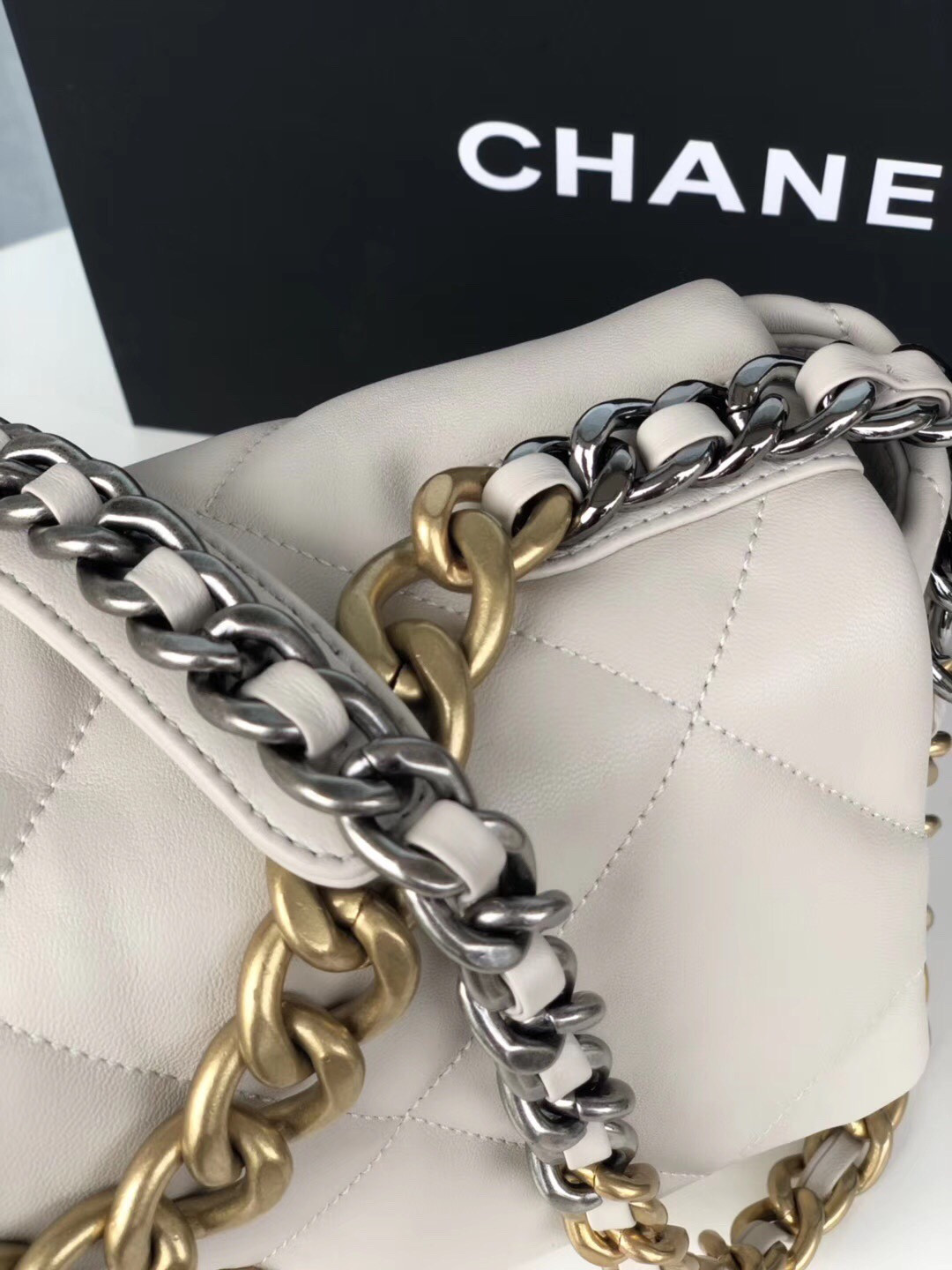 CHANEL 19 LARGE HANDBAG Shiny Leather, Gold-Tone, Silver-Tone Ruthenium-Finish Metal Beige 7.8 * 11.7 * 3.9 in - Image 10