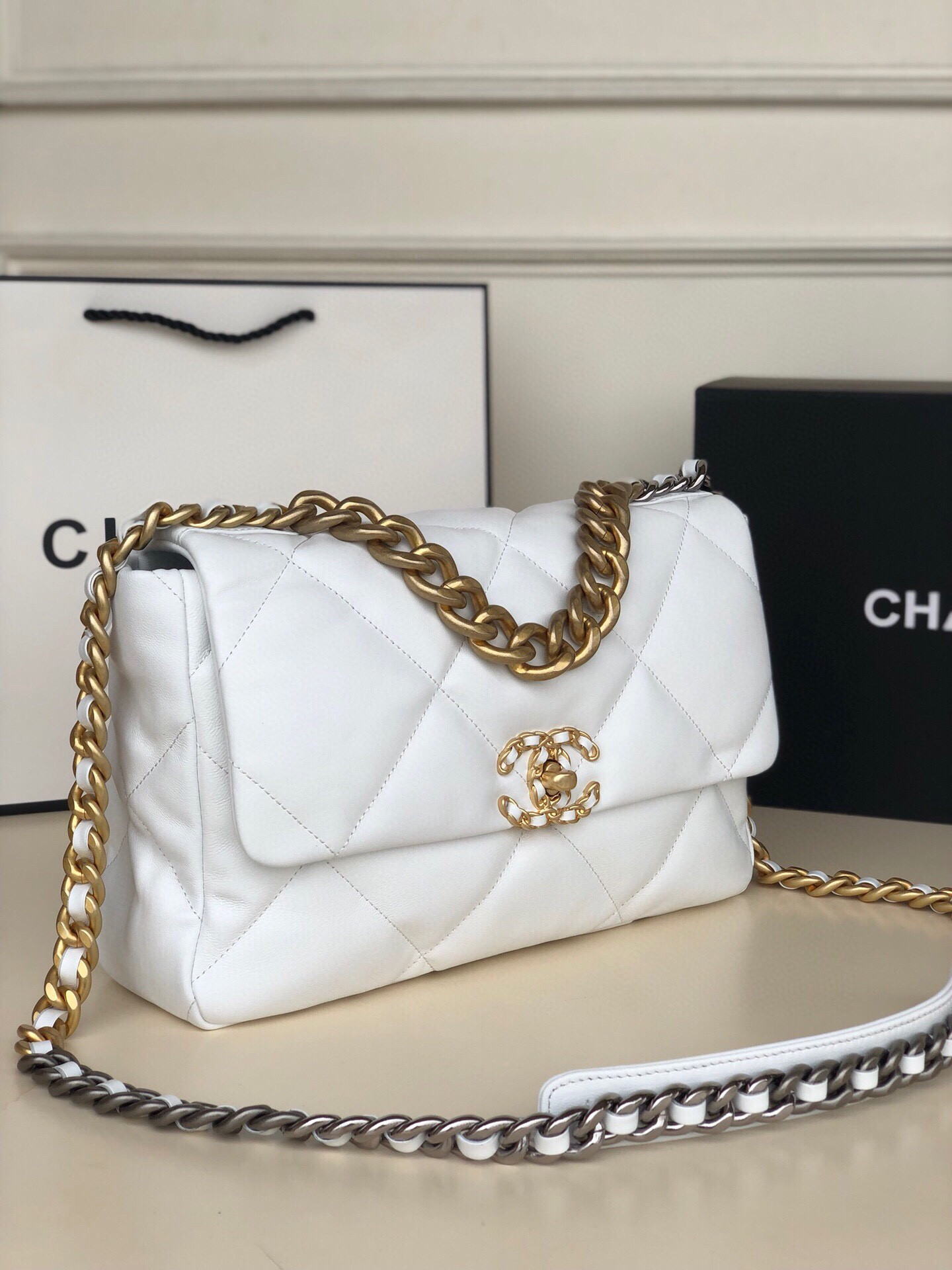 CHANEL 19 LARGE HANDBAG Shiny Leather, Gold-Tone, Silver-Tone Ruthenium-Finish Metal White 7.8 * 11.7 * 3.9 in - Image 3