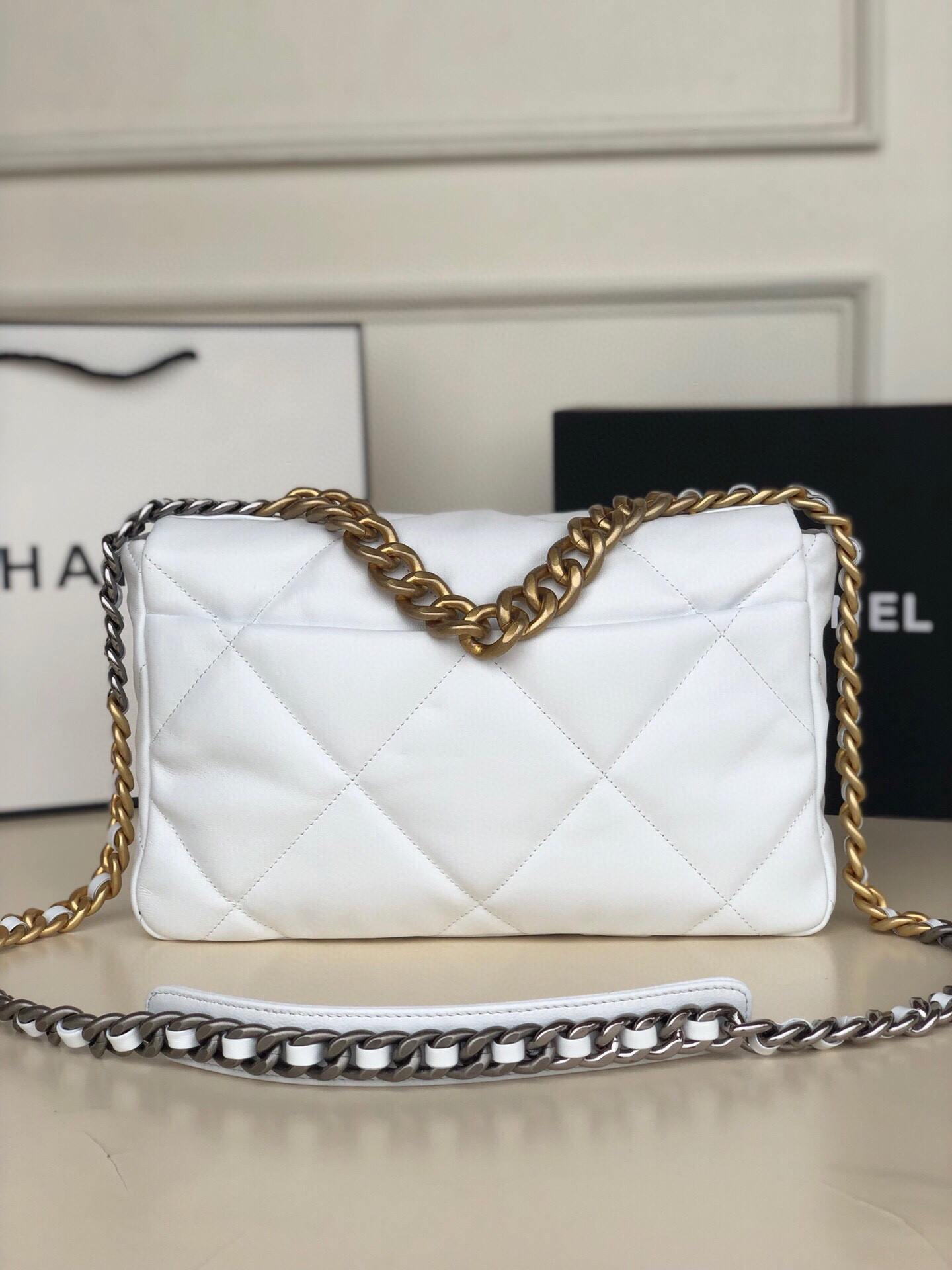 CHANEL 19 LARGE HANDBAG Shiny Leather, Gold-Tone, Silver-Tone Ruthenium-Finish Metal White 7.8 * 11.7 * 3.9 in - Image 4