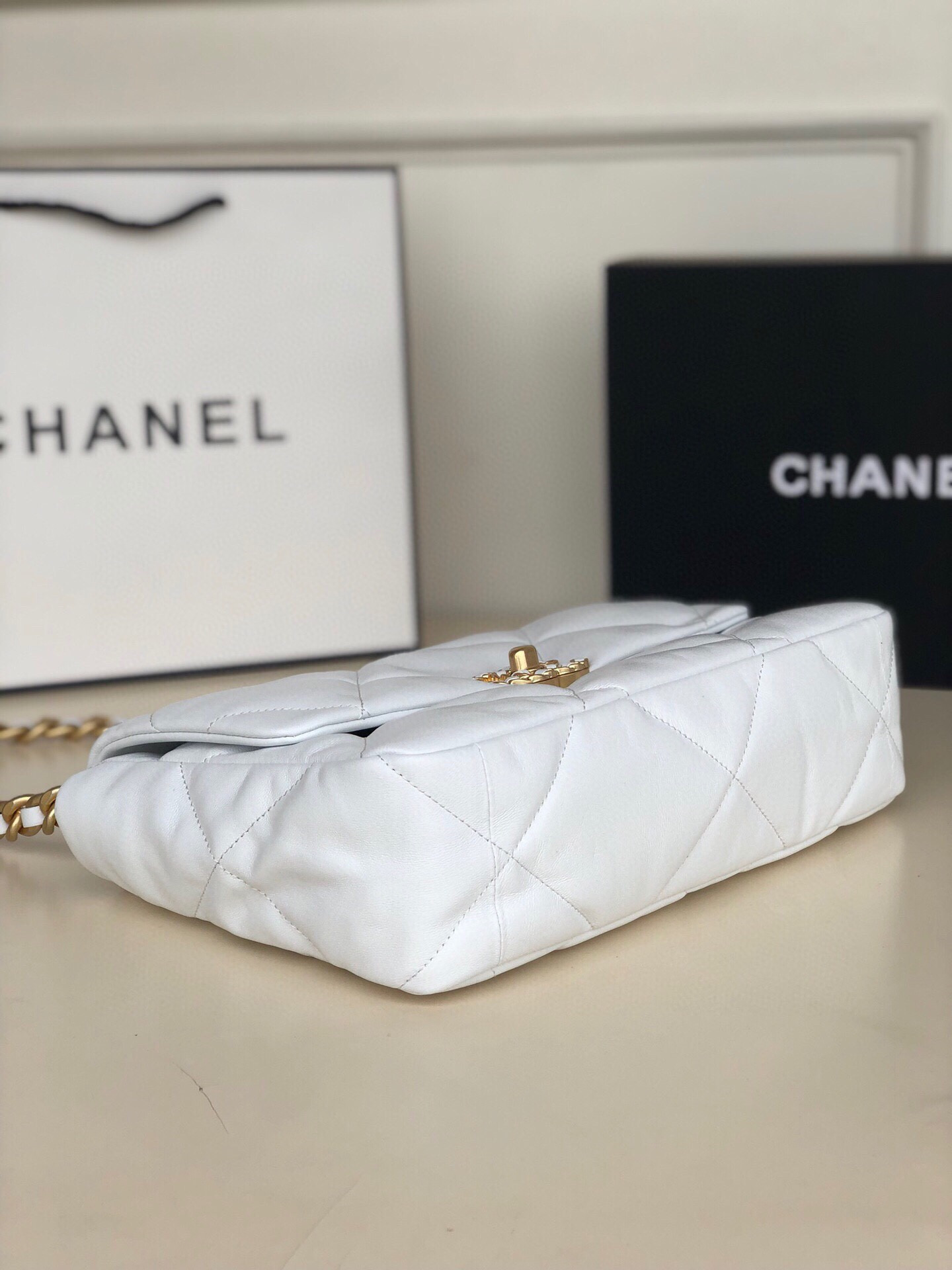 CHANEL 19 LARGE HANDBAG Shiny Leather, Gold-Tone, Silver-Tone Ruthenium-Finish Metal White 7.8 * 11.7 * 3.9 in - Image 5