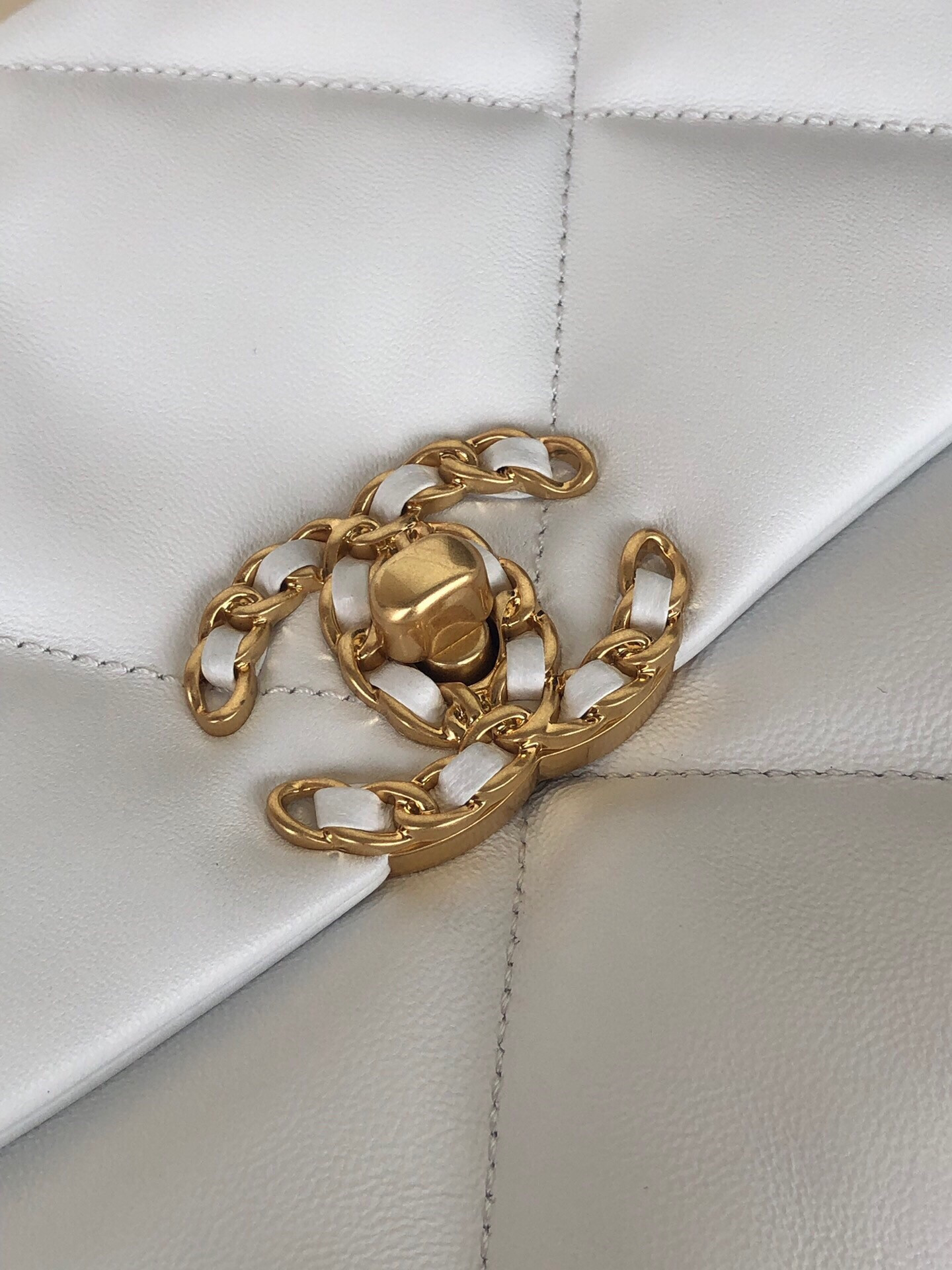CHANEL 19 LARGE HANDBAG Shiny Leather, Gold-Tone, Silver-Tone Ruthenium-Finish Metal White 7.8 * 11.7 * 3.9 in - Image 6