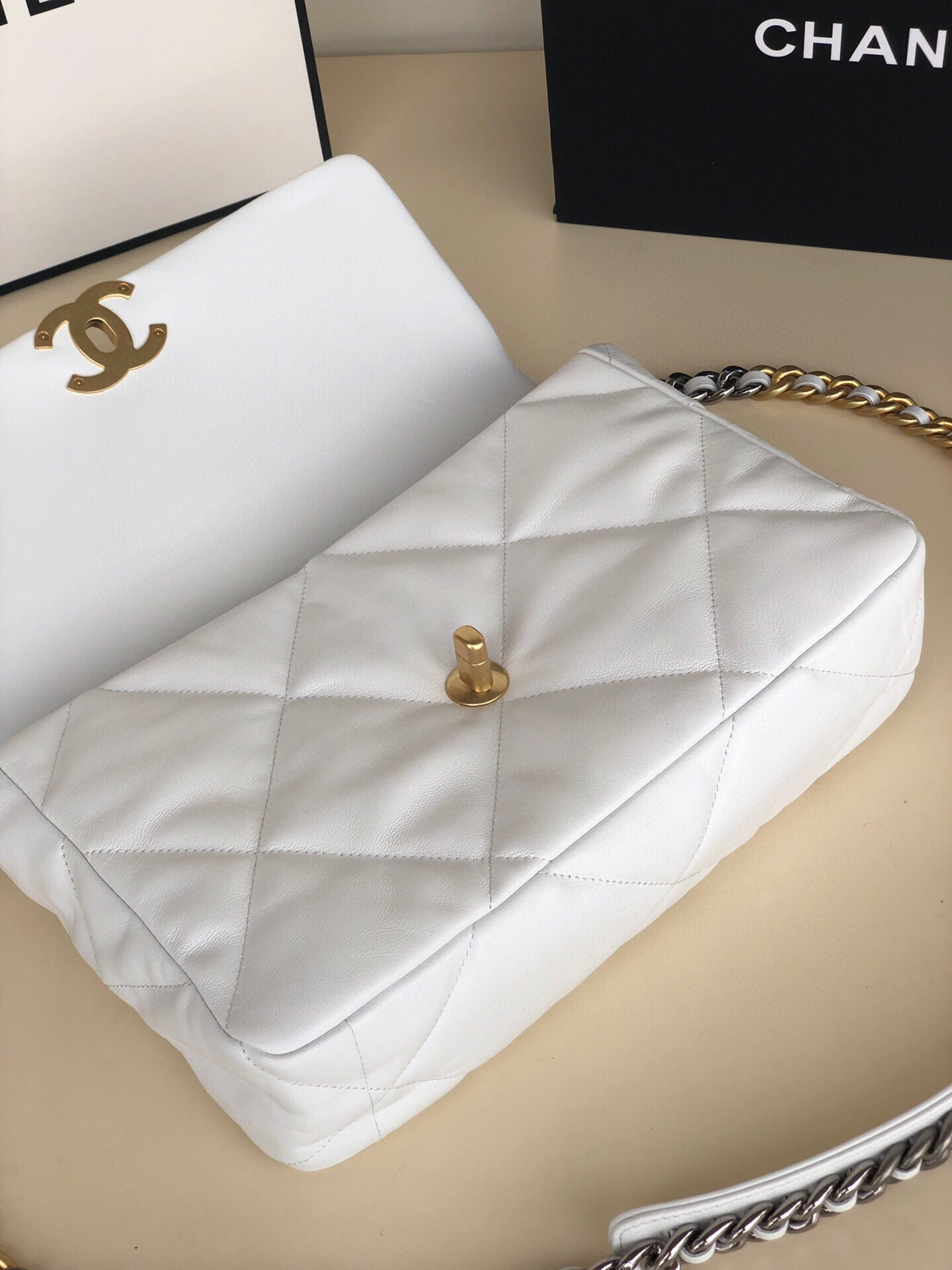 CHANEL 19 LARGE HANDBAG Shiny Leather, Gold-Tone, Silver-Tone Ruthenium-Finish Metal White 7.8 * 11.7 * 3.9 in - Image 8