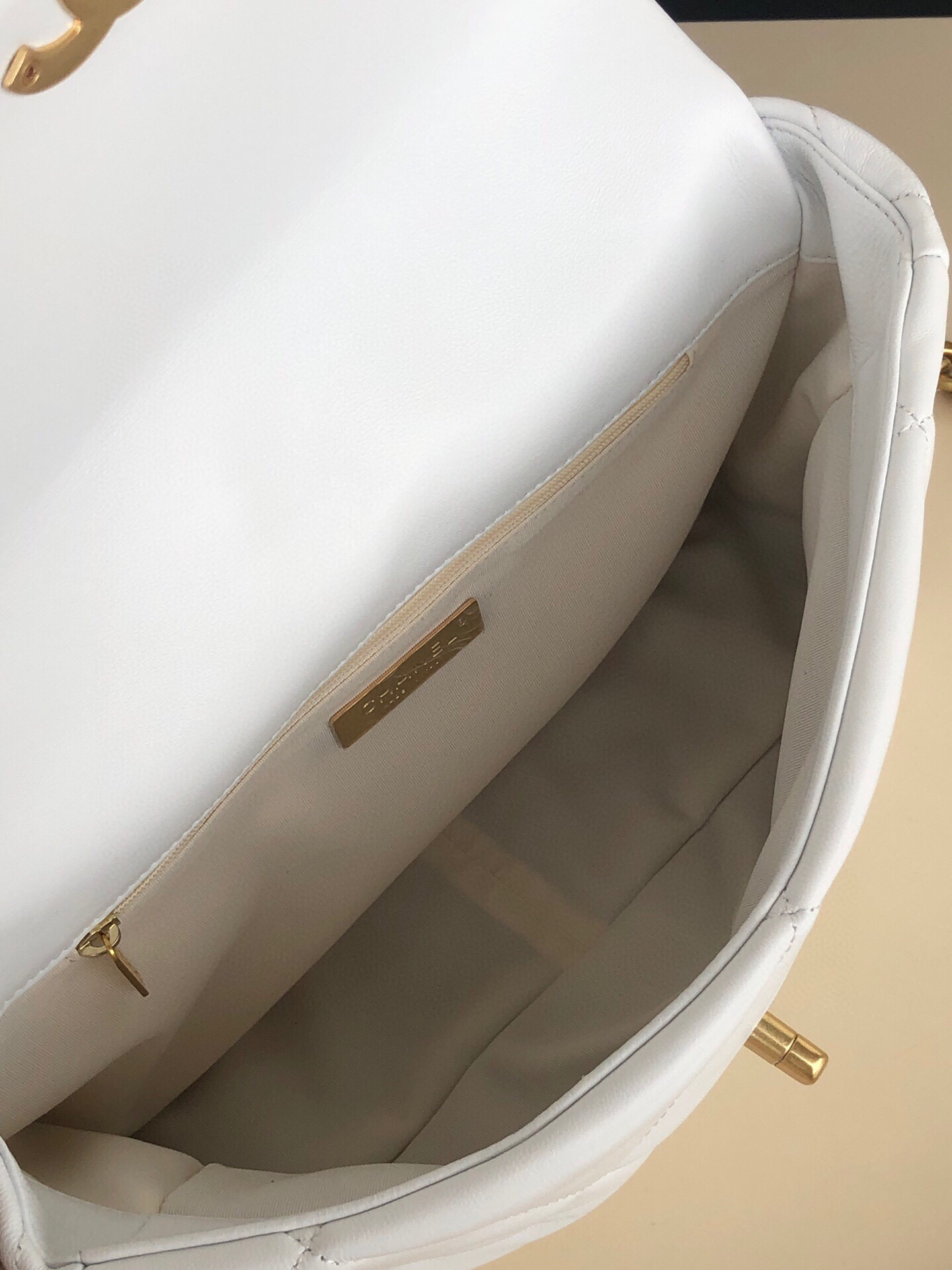 CHANEL 19 LARGE HANDBAG Shiny Leather, Gold-Tone, Silver-Tone Ruthenium-Finish Metal White 7.8 * 11.7 * 3.9 in - Image 9