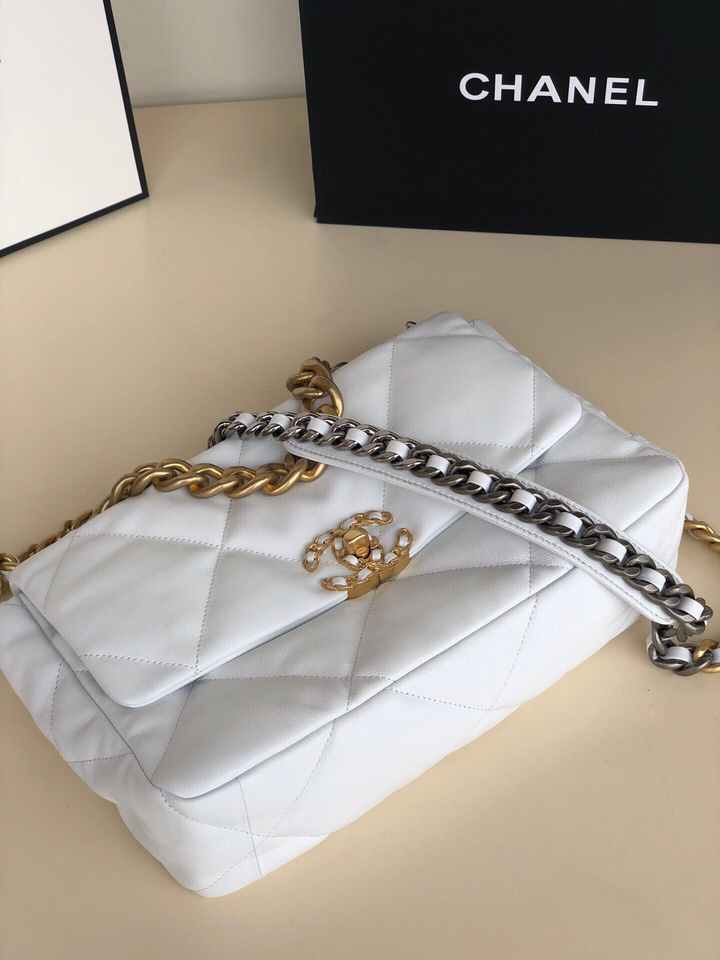 CHANEL 19 LARGE HANDBAG Shiny Leather, Gold-Tone, Silver-Tone Ruthenium-Finish Metal White 7.8 * 11.7 * 3.9 in - Image 10