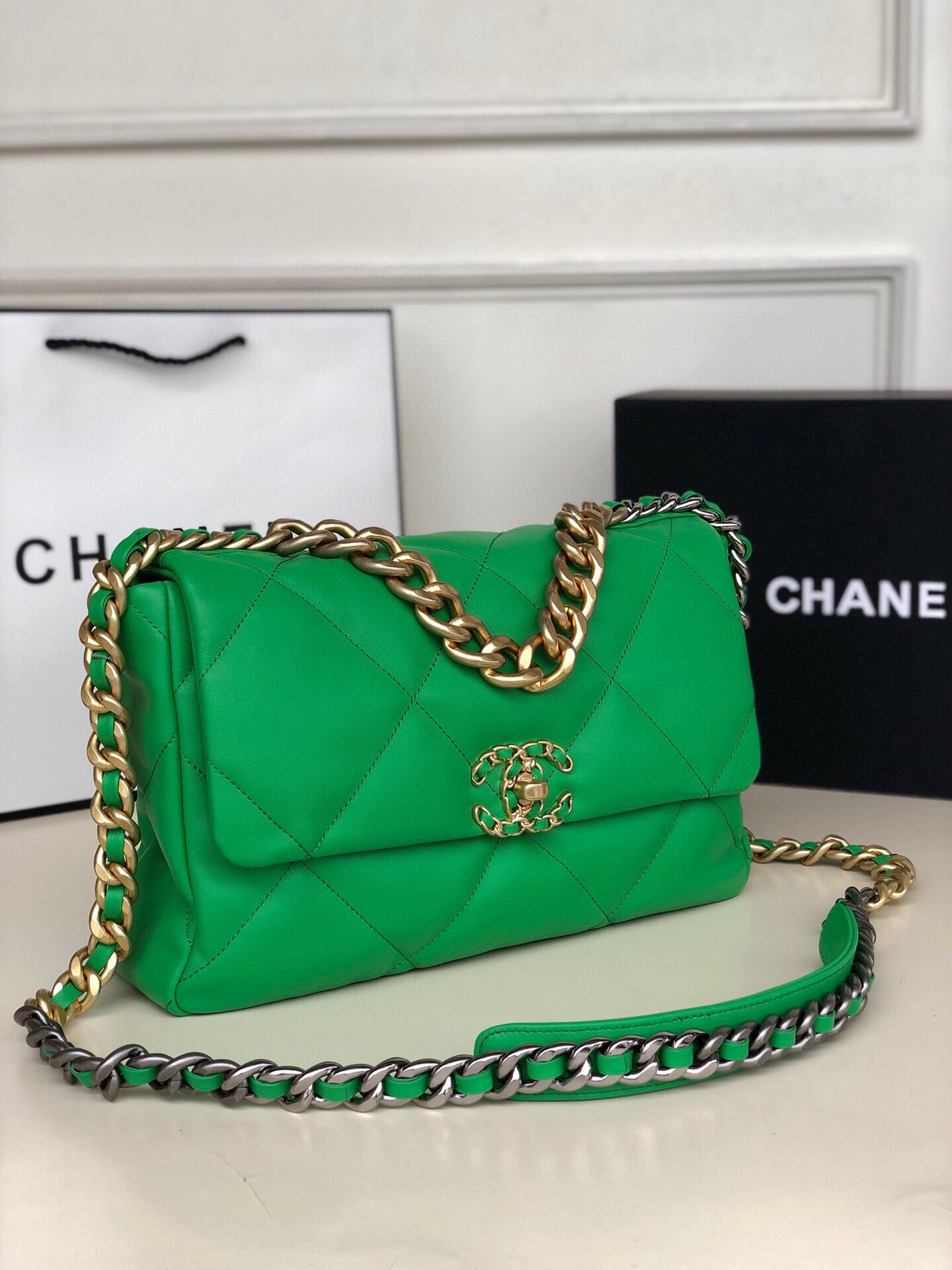 CHANEL 19 LARGE HANDBAG Shiny Leather, Gold-Tone, Silver-Tone Ruthenium-Finish Metal Green 7.8 * 11.7 * 3.9 in - Image 3