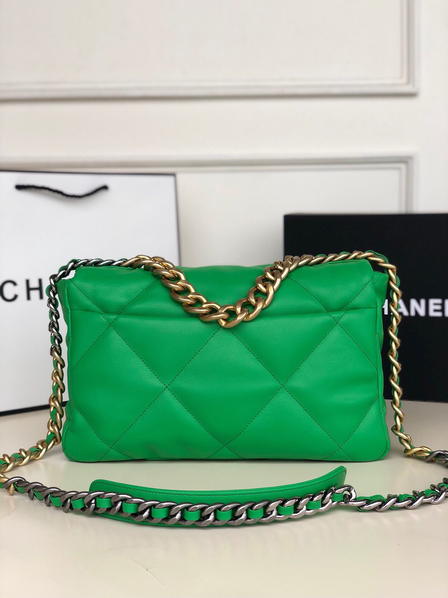 CHANEL 19 LARGE HANDBAG Shiny Leather, Gold-Tone, Silver-Tone Ruthenium-Finish Metal Green 7.8 * 11.7 * 3.9 in - Image 4