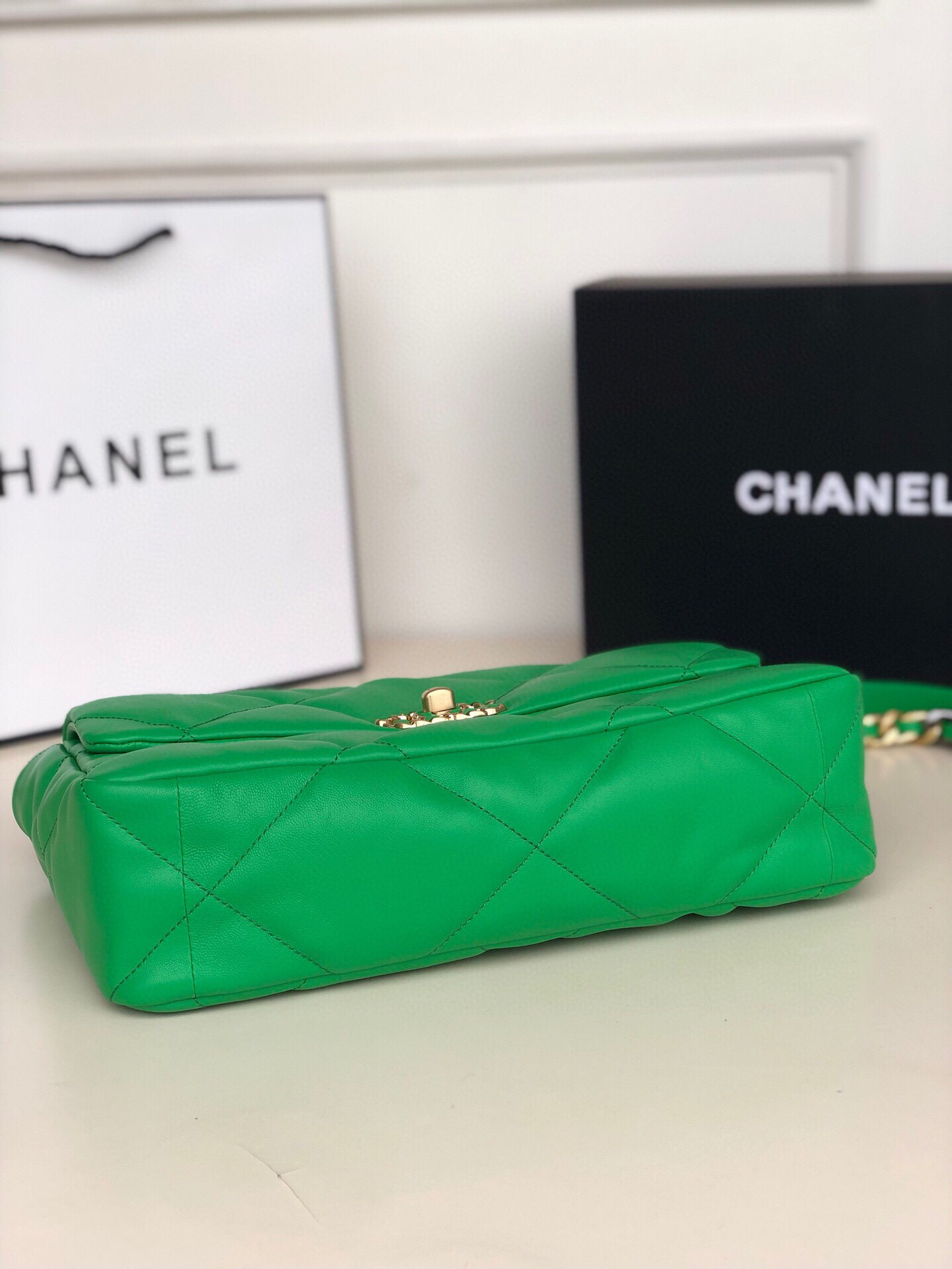 CHANEL 19 LARGE HANDBAG Shiny Leather, Gold-Tone, Silver-Tone Ruthenium-Finish Metal Green 7.8 * 11.7 * 3.9 in - Image 5