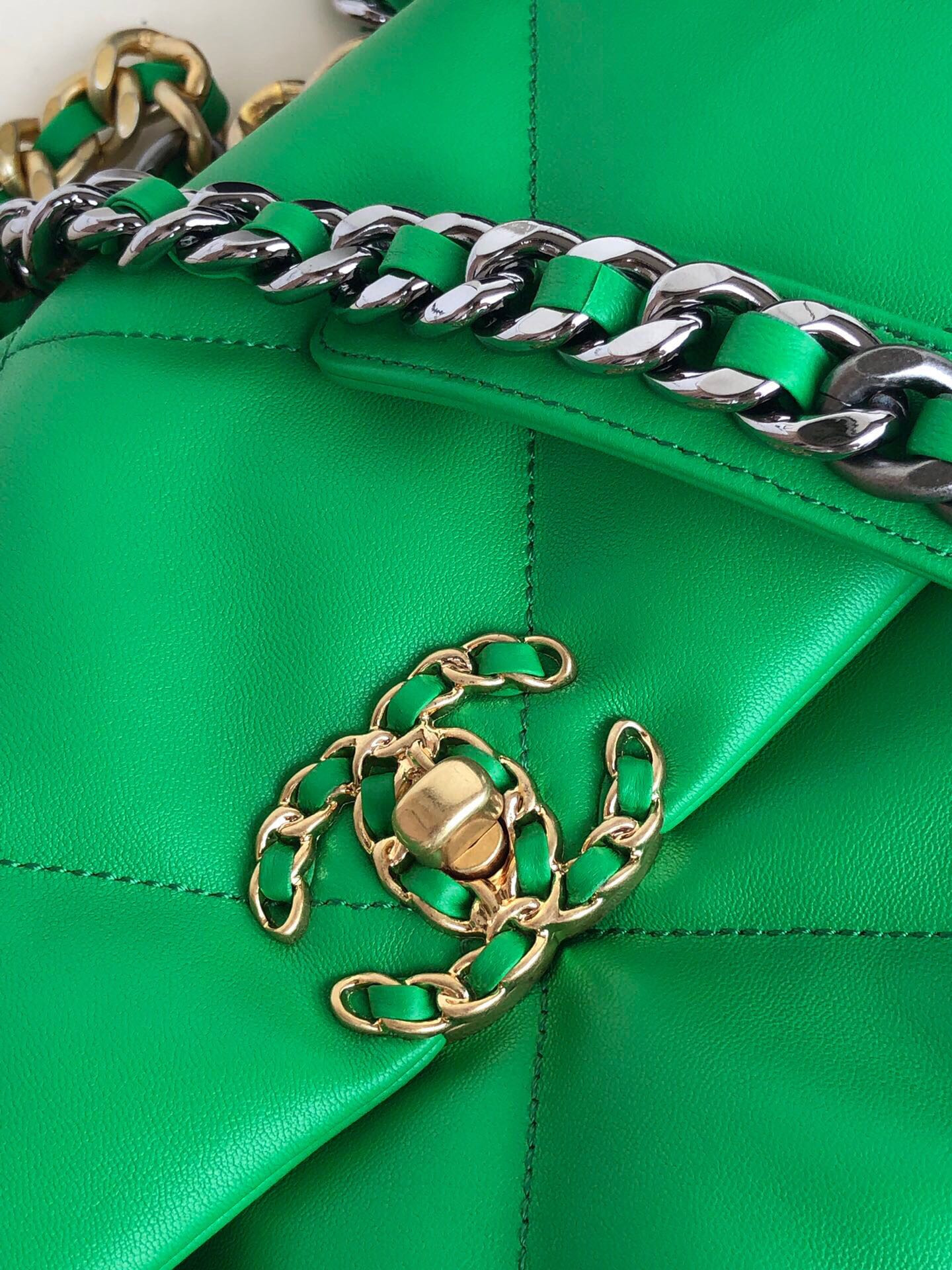 CHANEL 19 LARGE HANDBAG Shiny Leather, Gold-Tone, Silver-Tone Ruthenium-Finish Metal Green 7.8 * 11.7 * 3.9 in - Image 6
