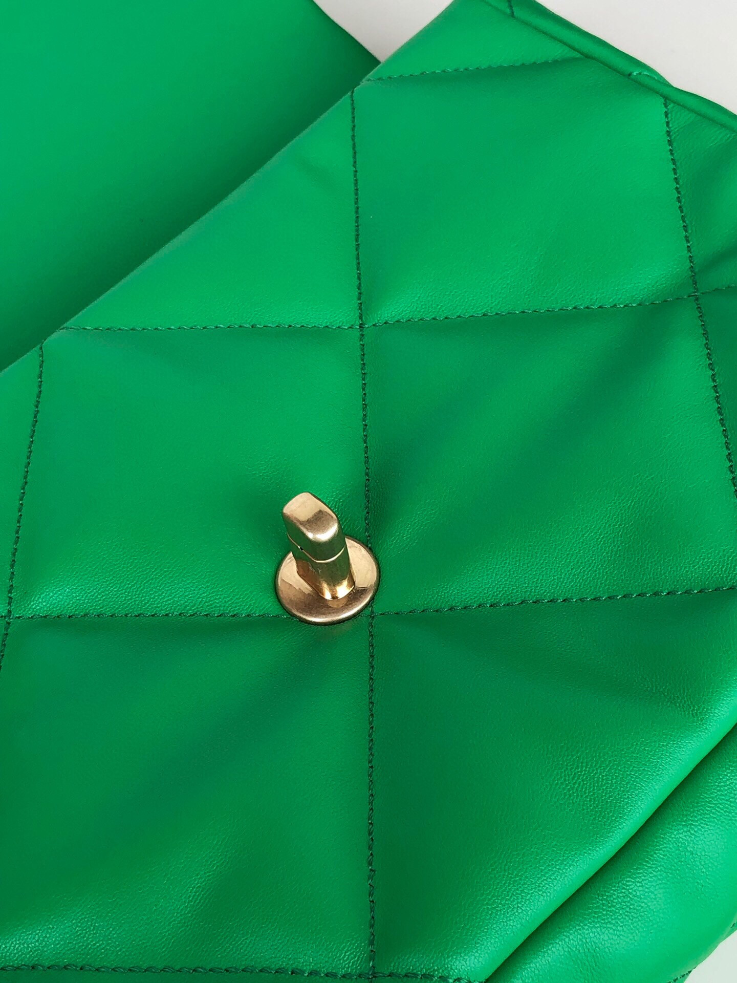 CHANEL 19 LARGE HANDBAG Shiny Leather, Gold-Tone, Silver-Tone Ruthenium-Finish Metal Green 7.8 * 11.7 * 3.9 in - Image 7