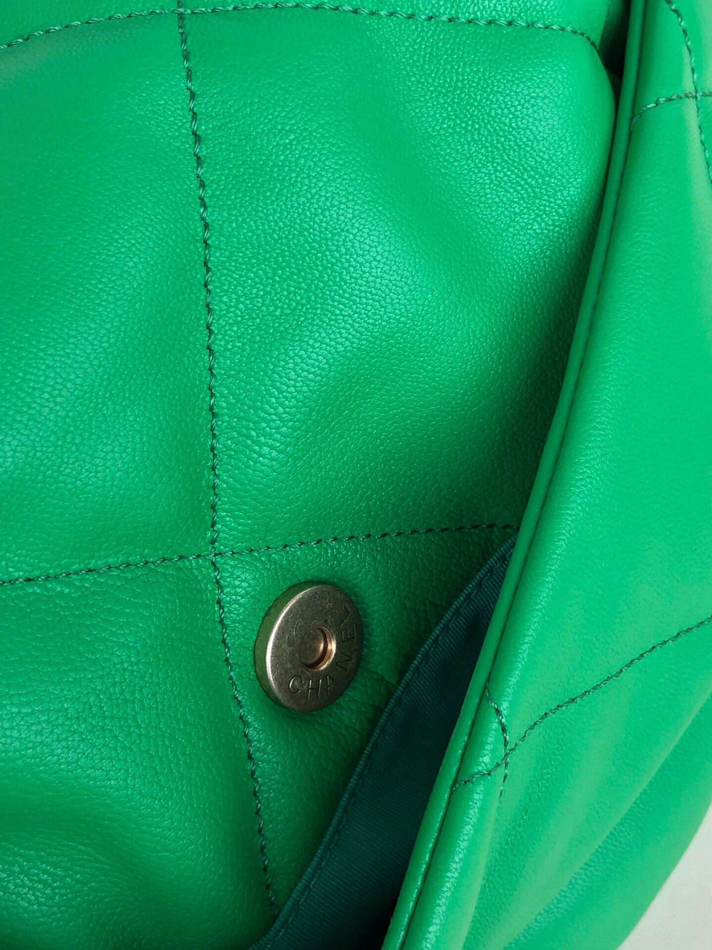 CHANEL 19 LARGE HANDBAG Shiny Leather, Gold-Tone, Silver-Tone Ruthenium-Finish Metal Green 7.8 * 11.7 * 3.9 in - Image 8