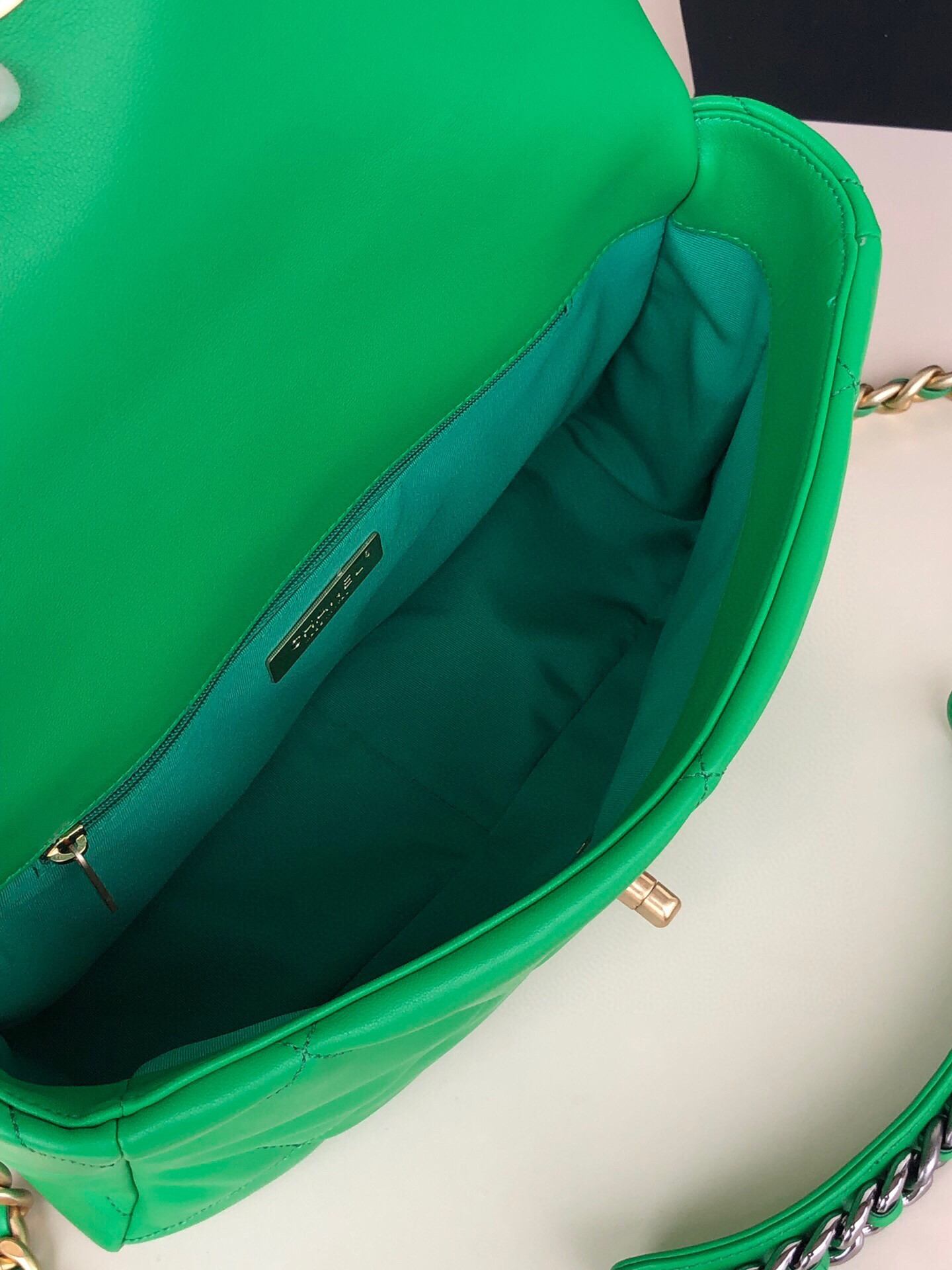 CHANEL 19 LARGE HANDBAG Shiny Leather, Gold-Tone, Silver-Tone Ruthenium-Finish Metal Green 7.8 * 11.7 * 3.9 in - Image 9