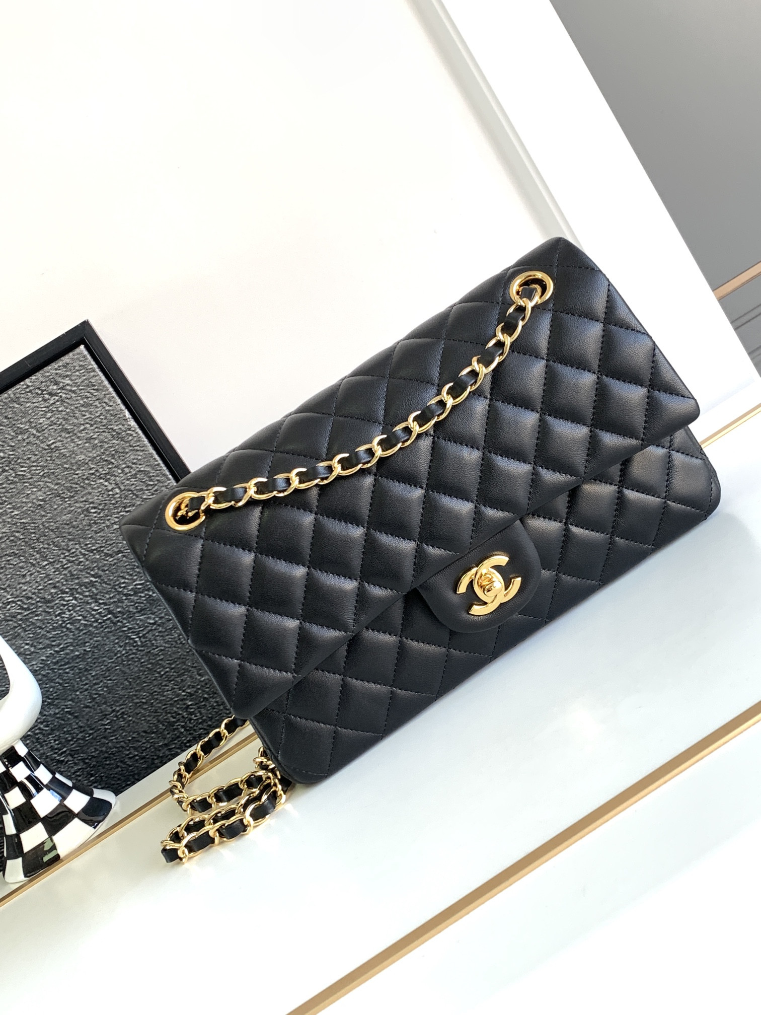 CHANEL CLASSIC HANDBAG LAMBSKIN GOLD-TONE METAL BLACK 15.5 x 25.5x6.5cm
