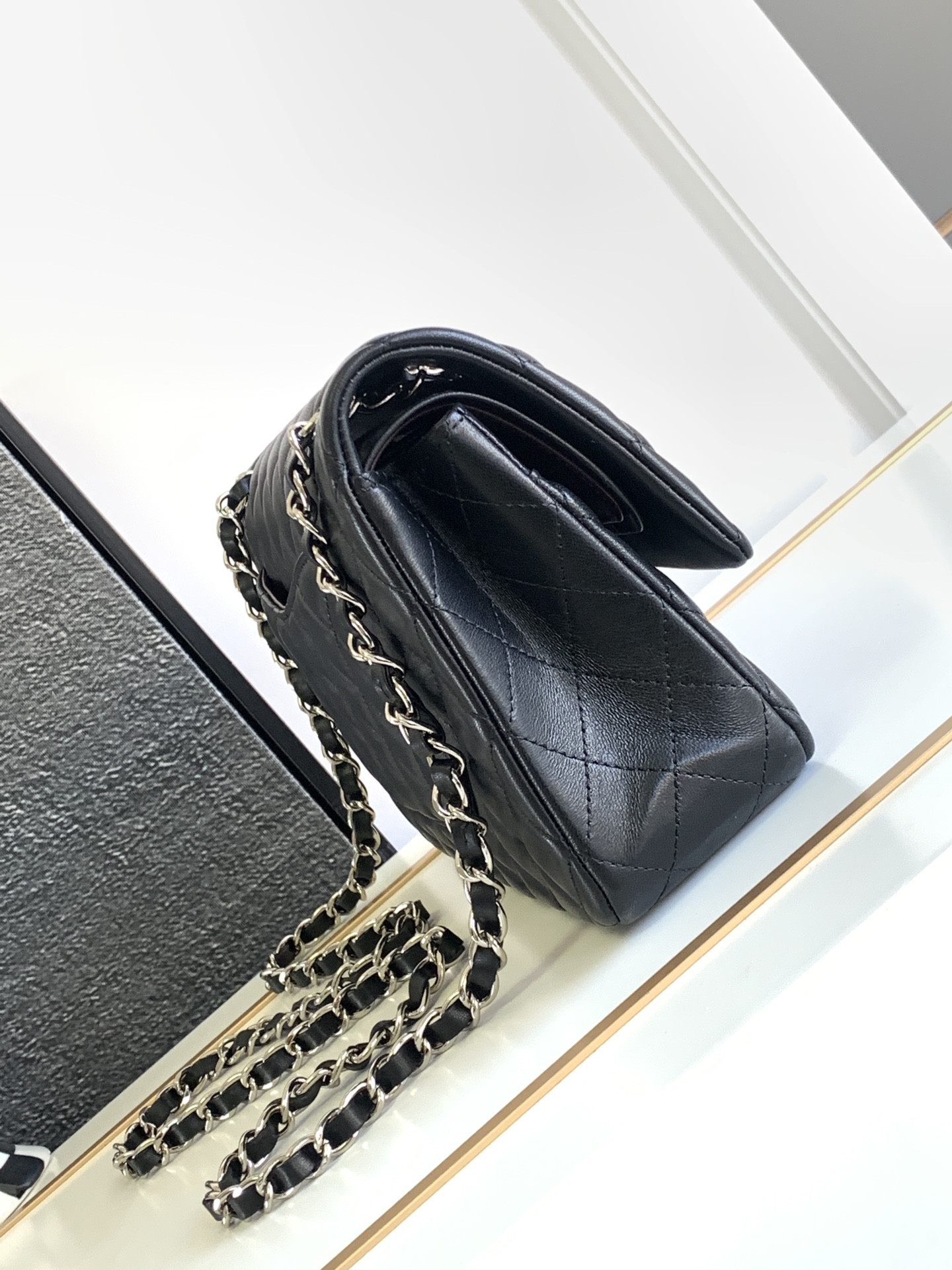 CHANEL CLASSIC HANDBAG GRAINED SHINY CALFSKIN - Image 3