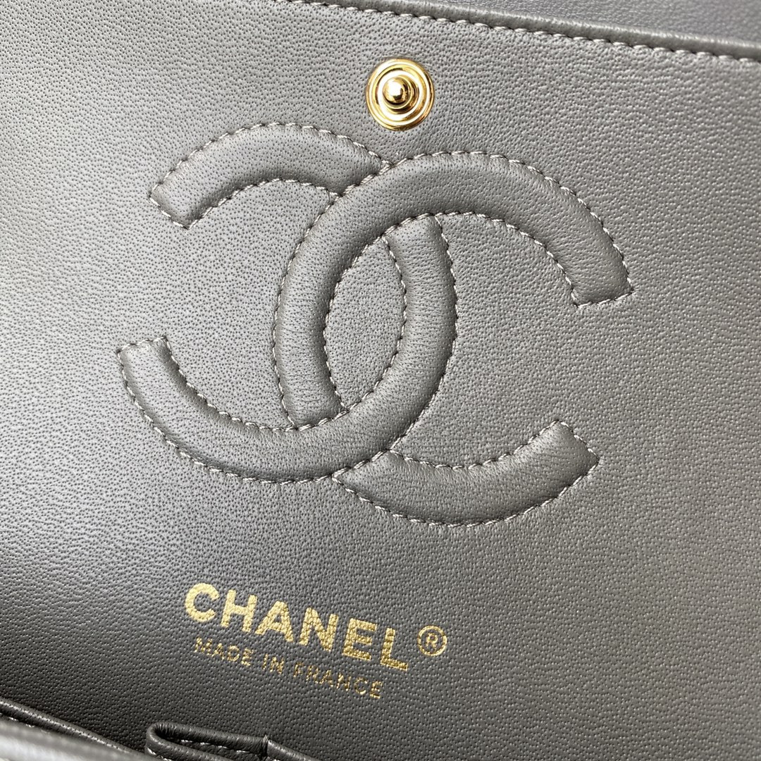 CHANEL CLASSIC HANDBAG GRAINED CALFSKIN GOLD-TONE METAL GRAY 6 × 9.9 × 2.5 in - Image 9