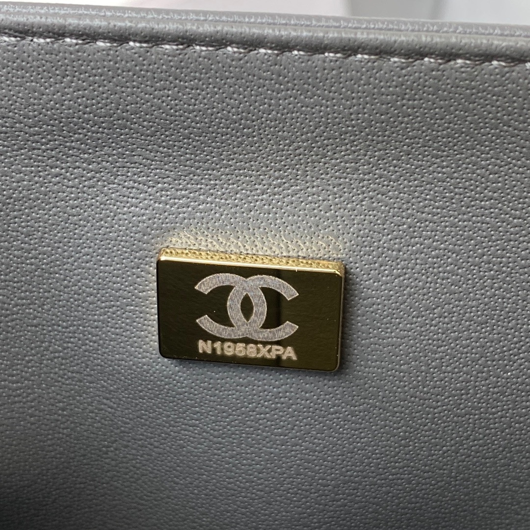 CHANEL CLASSIC HANDBAG GRAINED CALFSKIN GOLD-TONE METAL GRAY 6 × 9.9 × 2.5 in - Image 10