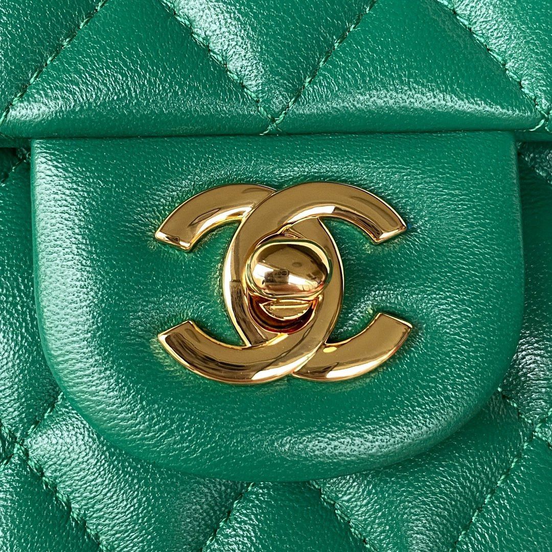 CHANEL CLASSIC HANDBAG GRAINED SHINY CALFSKIN GOLD-TONE METAL GREEN 6 × 9.9 × 2.5 in - Image 4