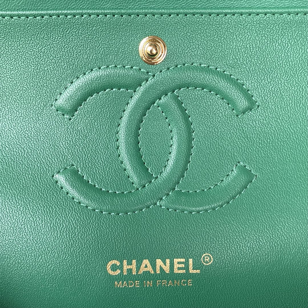 CHANEL CLASSIC HANDBAG GRAINED SHINY CALFSKIN GOLD-TONE METAL GREEN 6 × 9.9 × 2.5 in - Image 9
