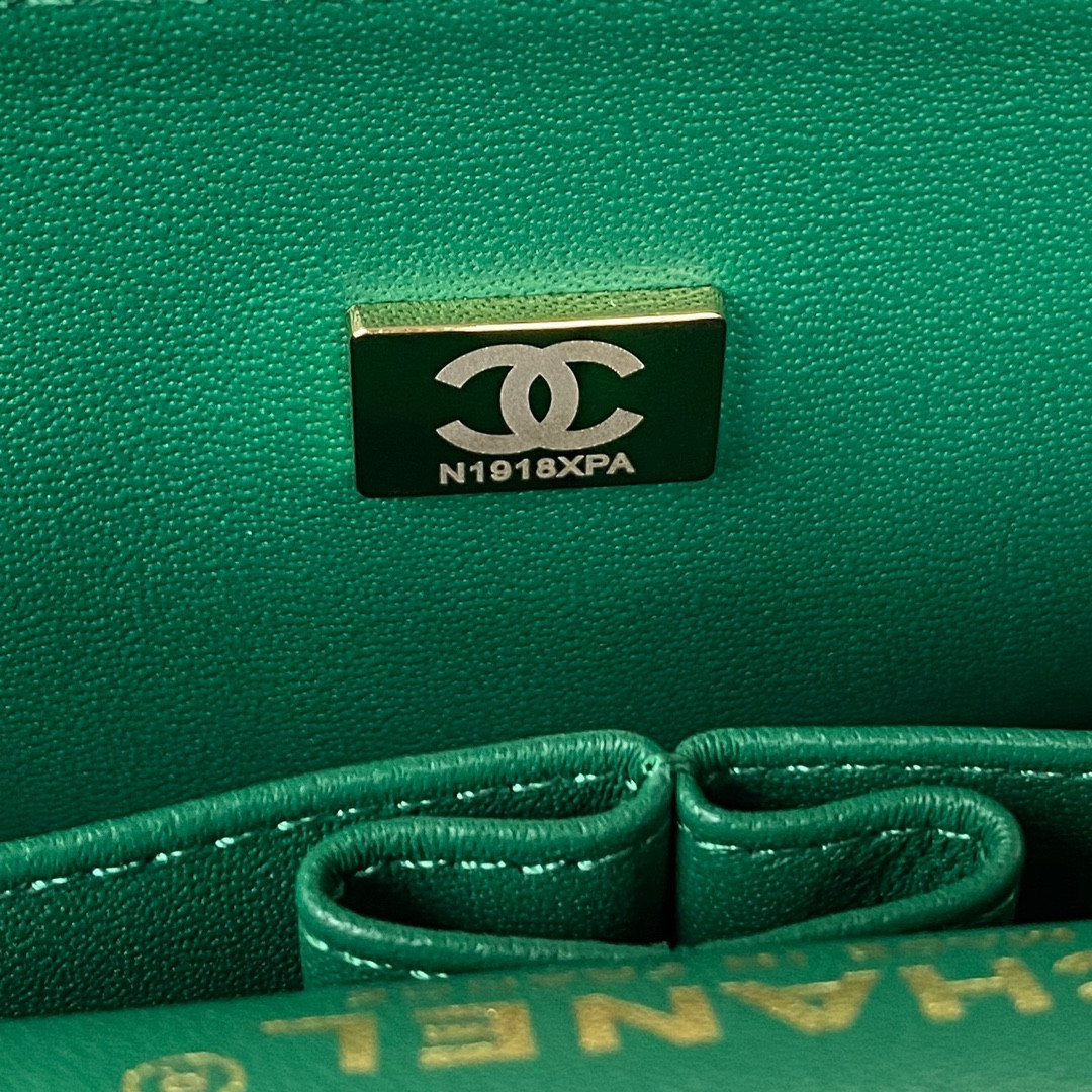 CHANEL CLASSIC HANDBAG GRAINED SHINY CALFSKIN GOLD-TONE METAL GREEN 6 × 9.9 × 2.5 in - Image 10