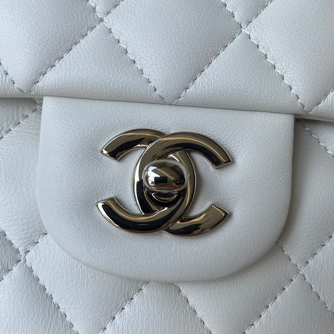 CHANEL CLASSIC HANDBAG LAMBSKIN SILVER-TONE METAL WHITE 15.5x25.5x6.5cm - Image 3