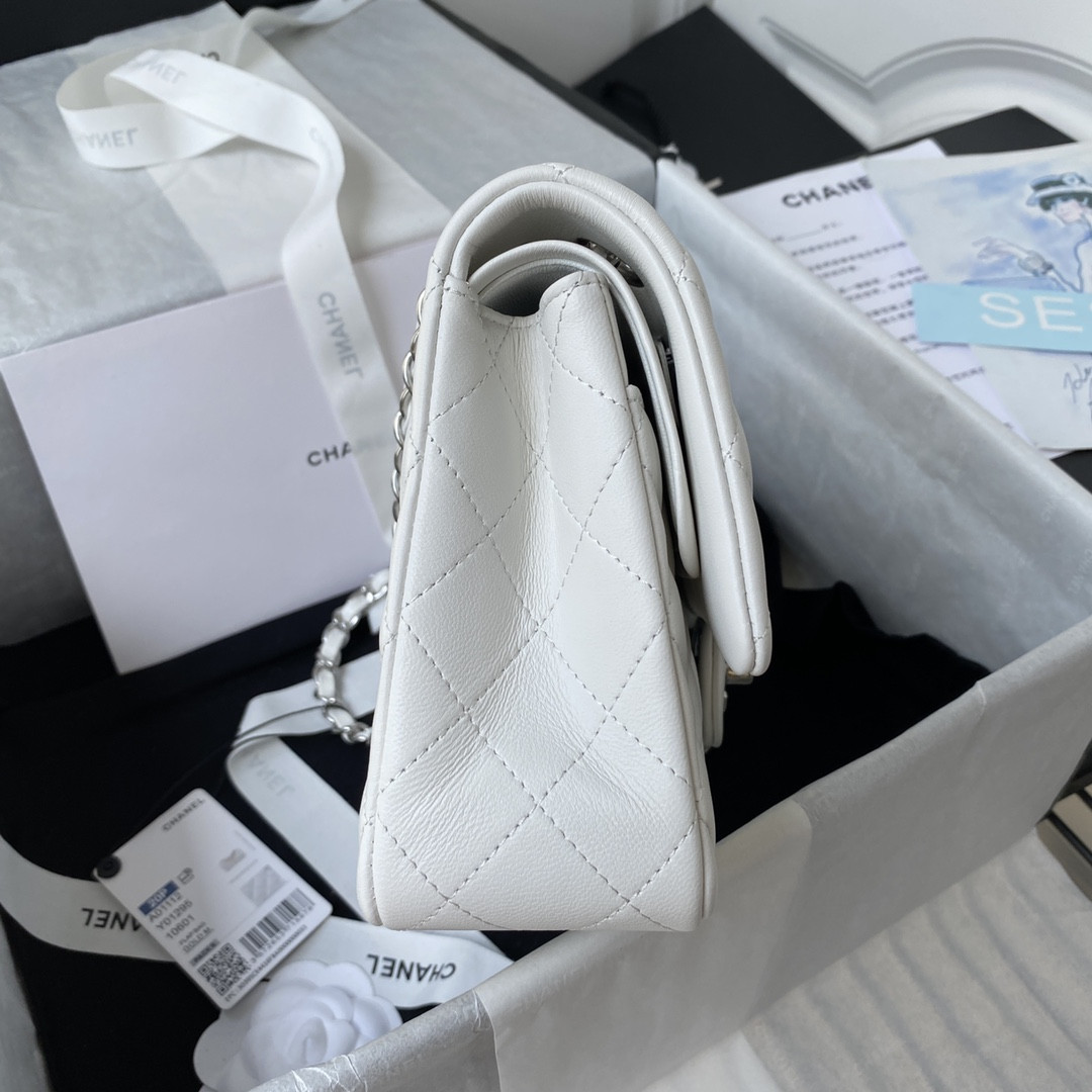 CHANEL CLASSIC HANDBAG LAMBSKIN SILVER-TONE METAL WHITE 15.5x25.5x6.5cm - Image 4