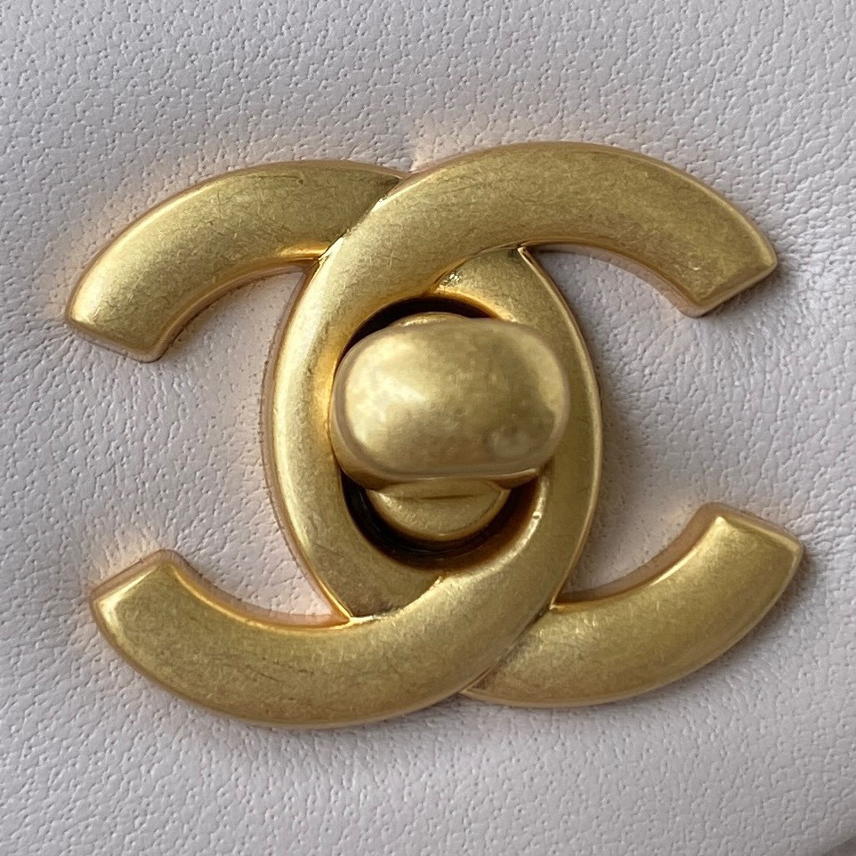 CHANEL MINI FLAP BAG SHINY CALFSKIN gold-TONE METAL LIGHT 4.7 × 7.8 × 2.3 in - Image 4