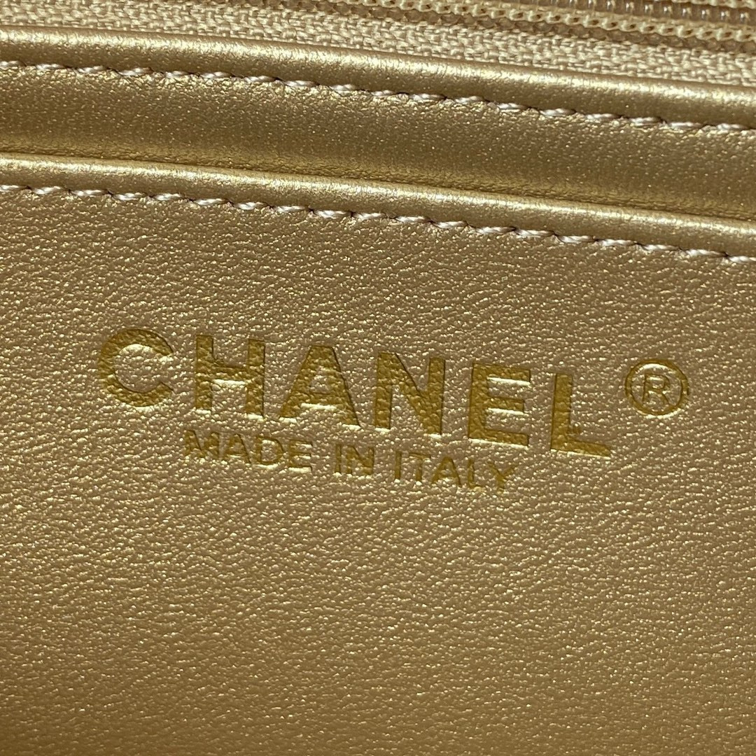 CHANEL MINI FLAP BAG SHINY CALFSKIN gold-TONE METAL LIGHT 4.7 × 7.8 × 2.3 in - Image 9