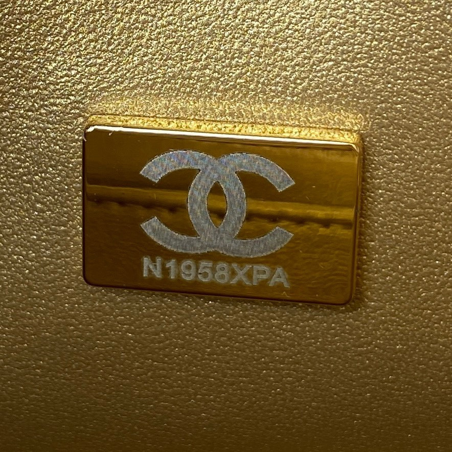 CHANEL MINI FLAP BAG SHINY CALFSKIN gold-TONE METAL LIGHT 4.7 × 7.8 × 2.3 in - Image 10