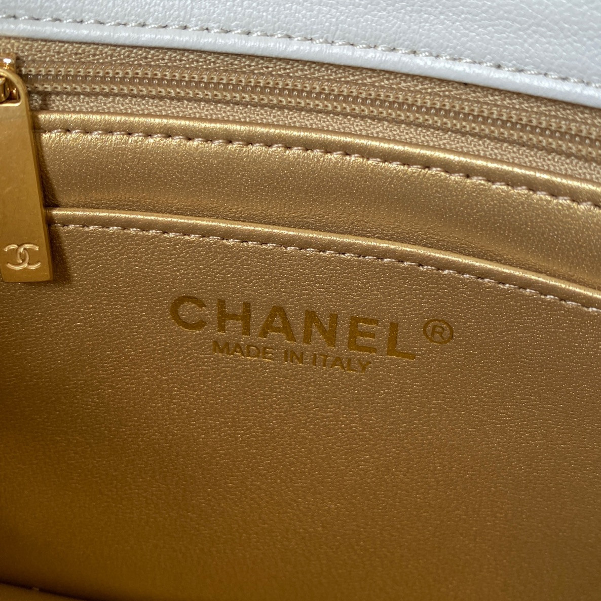 CHANEL MINI FLAP BAG SHINY CALFSKIN Gold-Tone METAL WHITE 5.3 × 6.6 × 3.1 in - Image 8