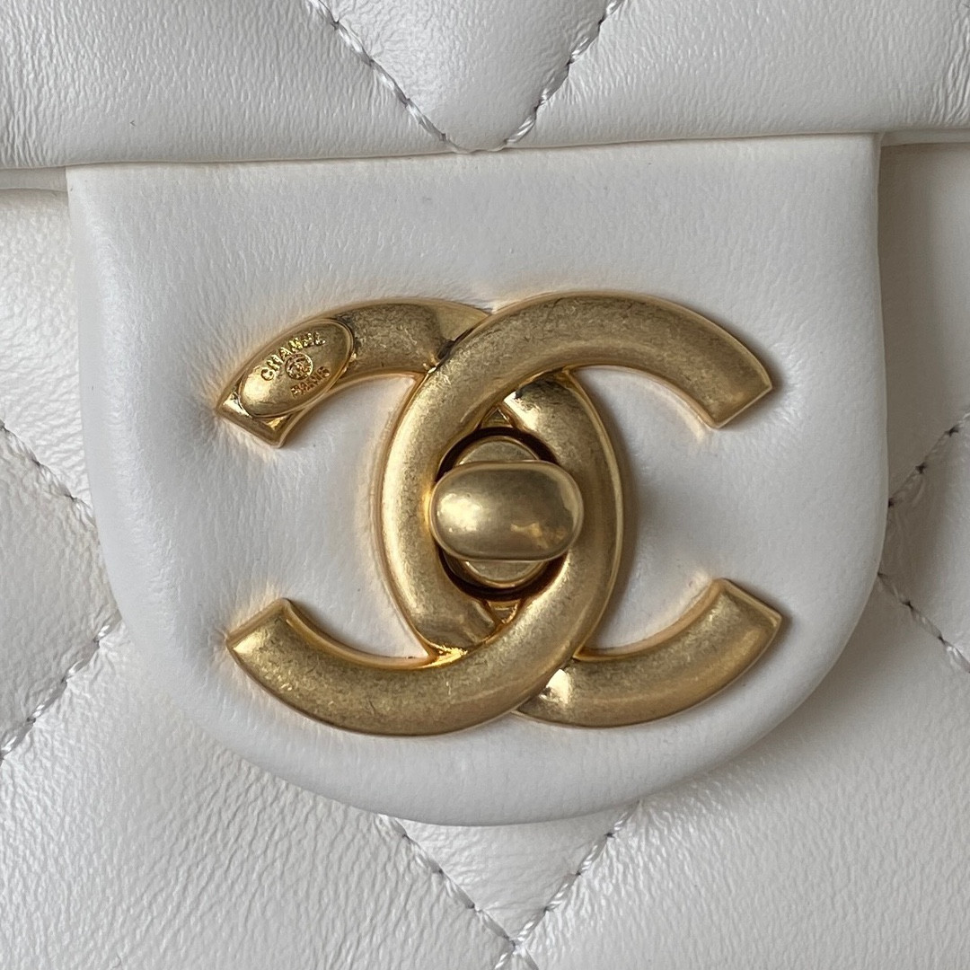 CHANEL SMALL CLASSIC HANDBAG GRAINED SHINY CALFSKIN Gold-TONE METAL white 5.7 × 9 × 2.3 IN - Image 3