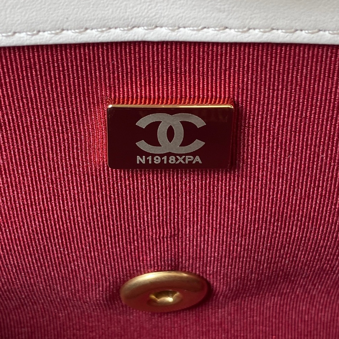 CHANEL SMALL CLASSIC HANDBAG GRAINED SHINY CALFSKIN Gold-TONE METAL white 5.7 × 9 × 2.3 IN - Image 9