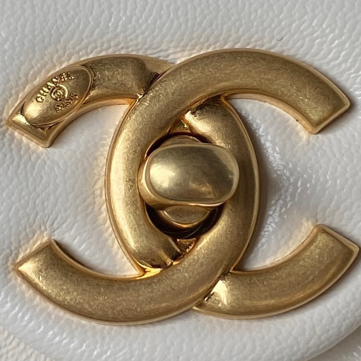 CHANEL MINI FLAP BAG WHITE 4.7 × 7.8 × 2.3 in - Image 4