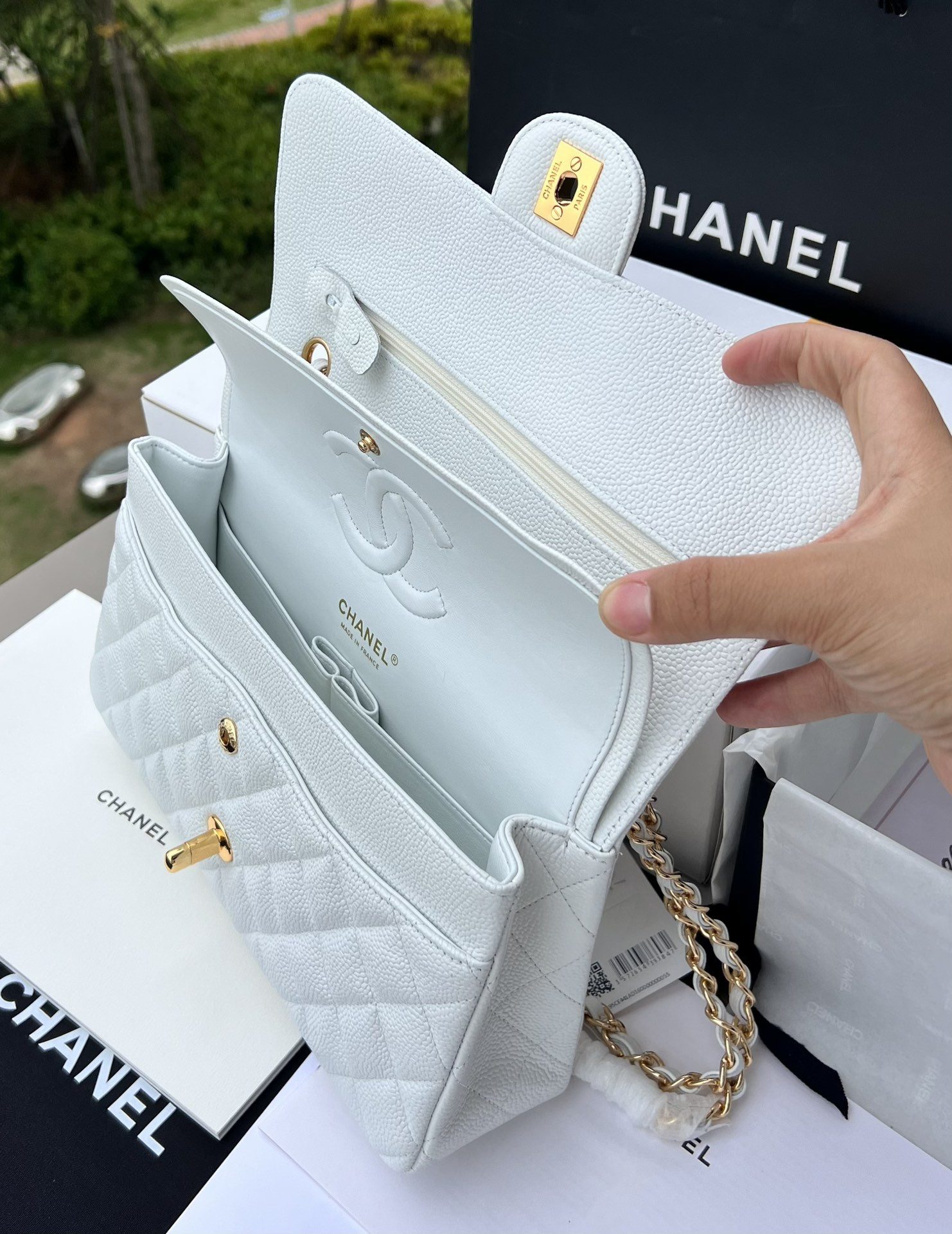 CHANEL CLASSIC HANDBAG GRAINED CALFSKIN GOLD-TONE METAL WHITE 6 × 9.9 × 2.5 in - Image 7