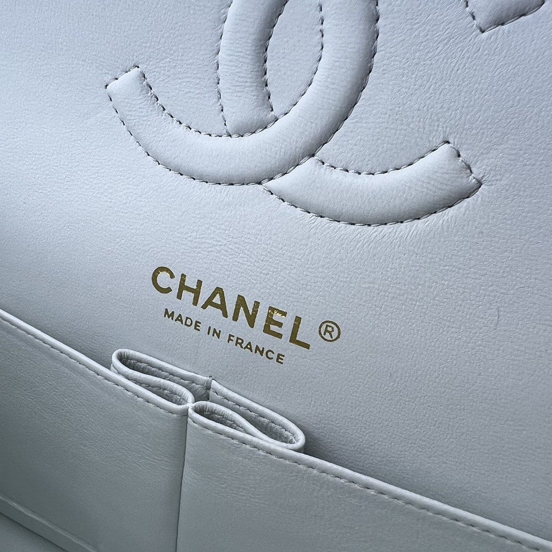 CHANEL CLASSIC HANDBAG GRAINED CALFSKIN GOLD-TONE METAL WHITE 6 × 9.9 × 2.5 in - Image 8