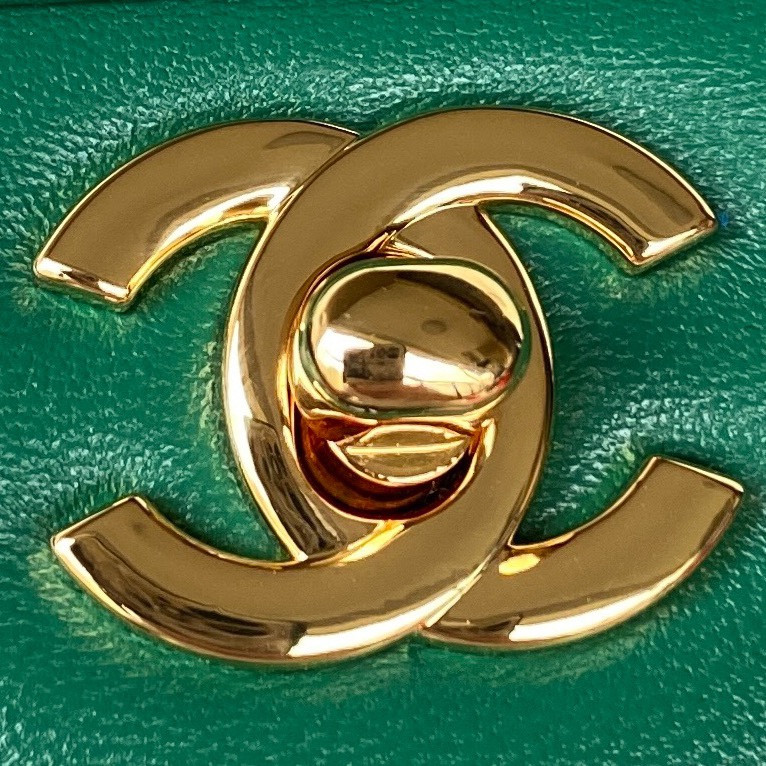 CHANEL SMALL CLASSIC HANDBAG Grained Calfskin Gold-Tone Metal Green 5.7 × 9 × 2.3 in - Image 5