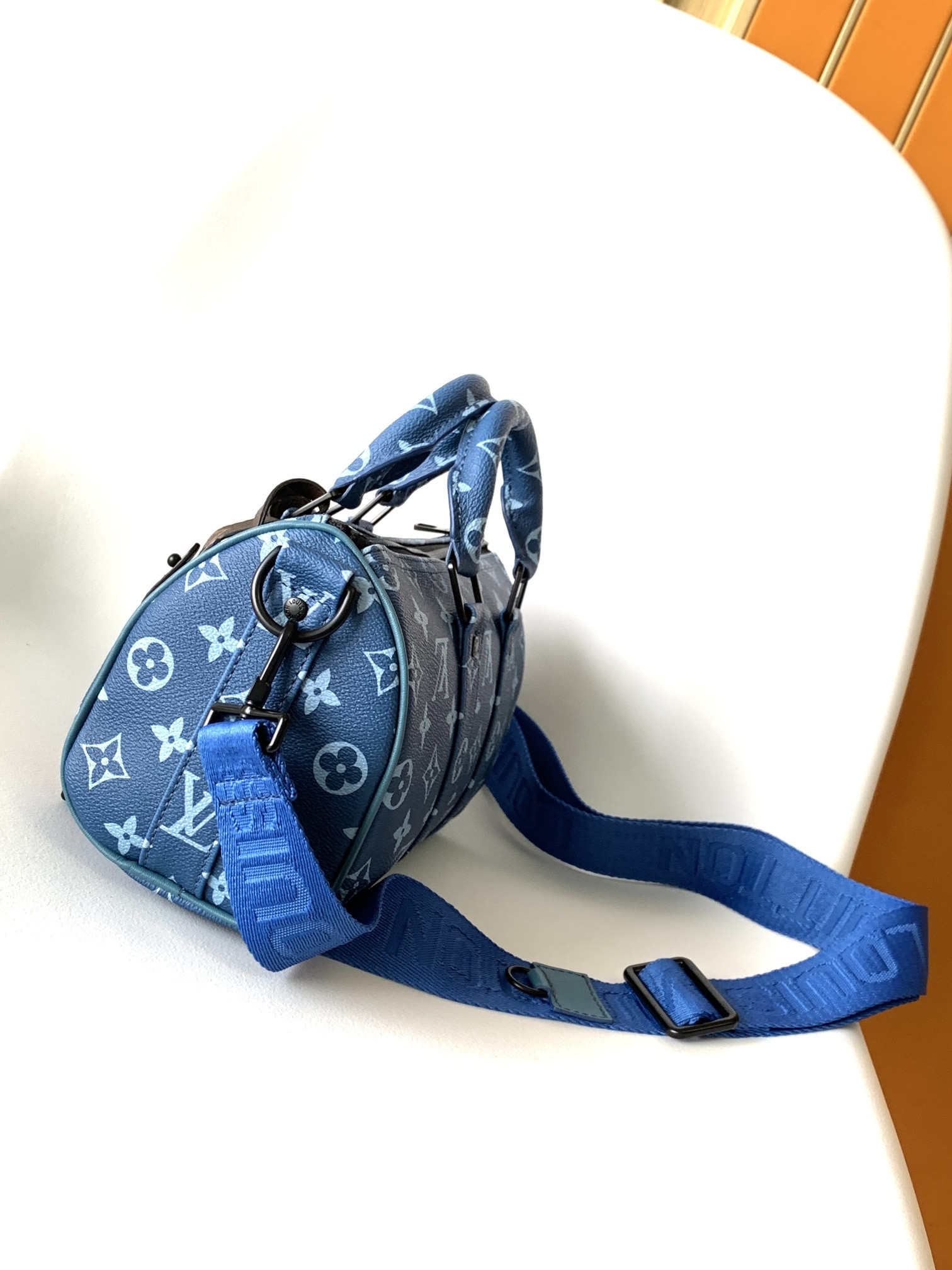 Louis Vuitton Keepall Bandoulière 25 M46803 9.8 x 5.9 x 4.3 inches - Image 3