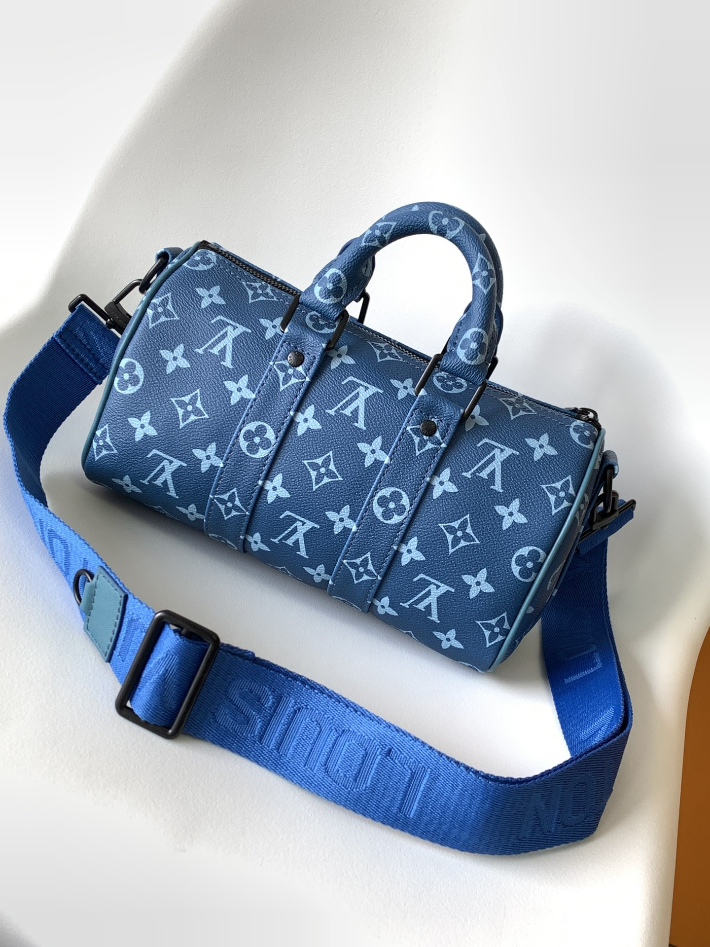 Louis Vuitton Keepall Bandoulière 25 M46803 9.8 x 5.9 x 4.3 inches - Image 4