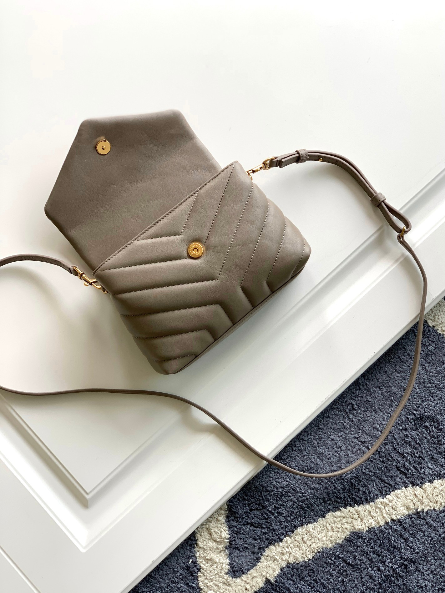 YSL TOY LOULOU IN QUILTED LEATHER GREYISH BROWN 7.9 X 5.5 X 3 INCHES - Image 10