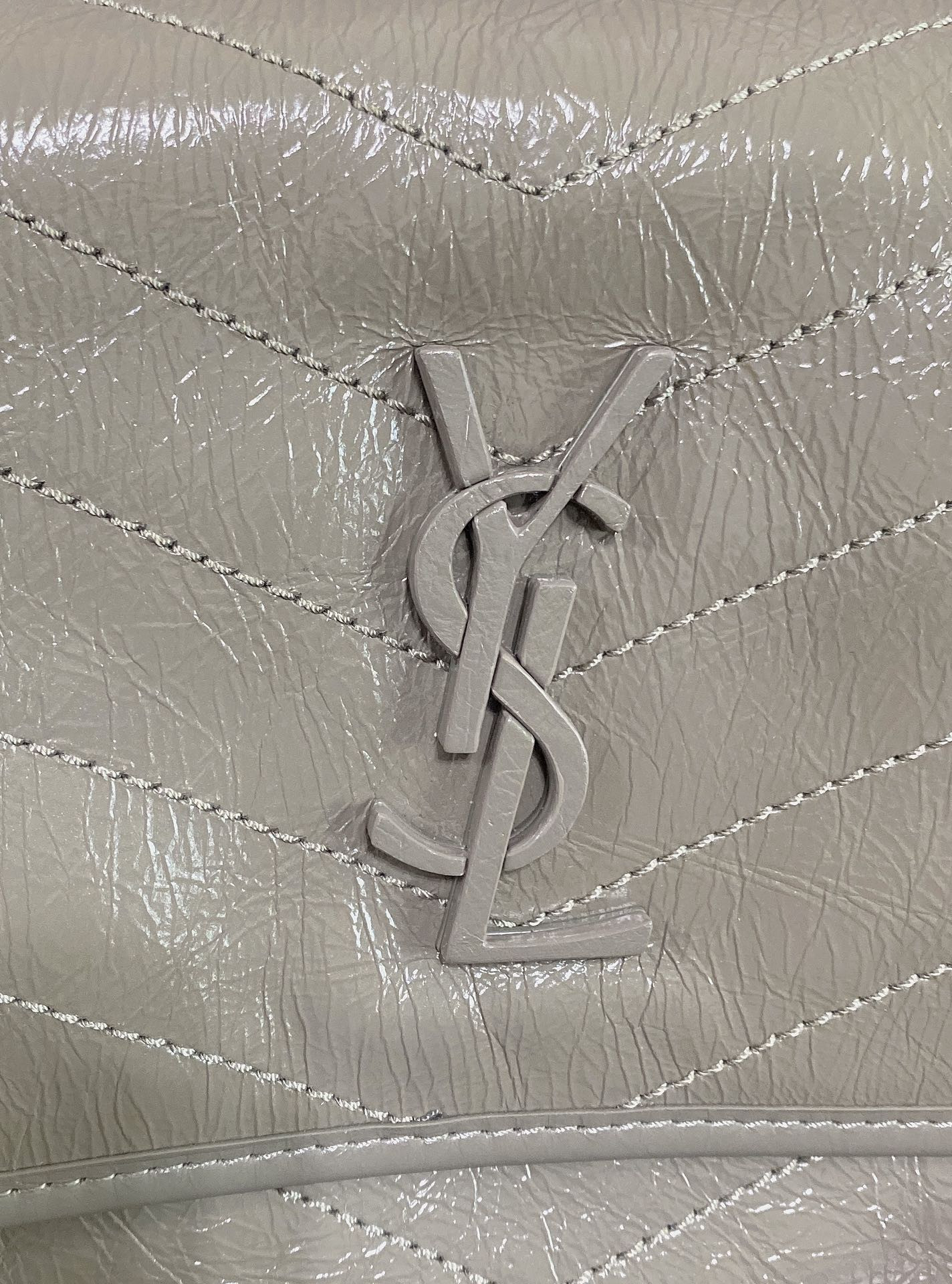YSL NIKI MEDIUM IN VINTAGE LEATHER LIGHT GRAY 11 X 7.8 X 3.3 INCHES - Image 7