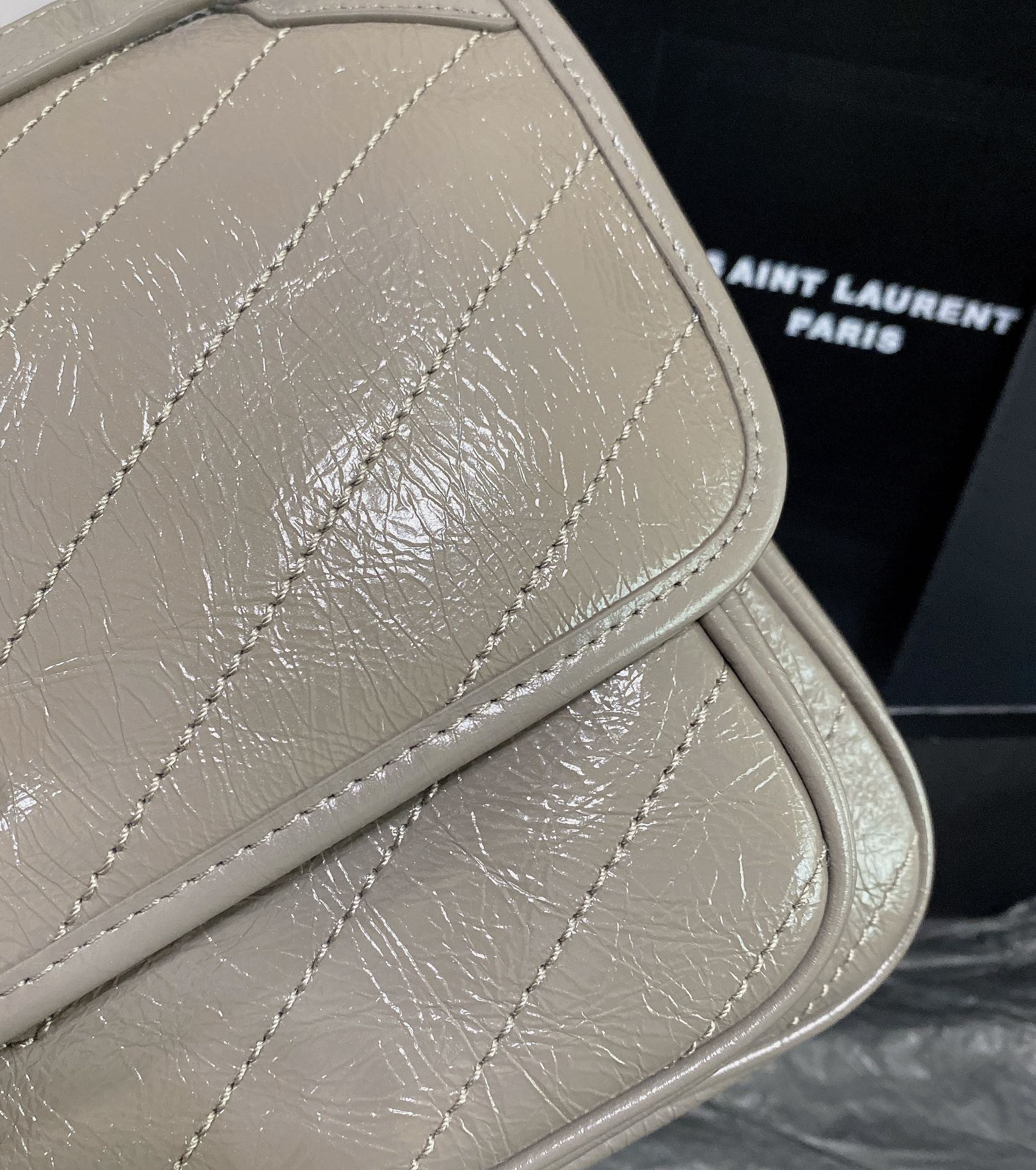YSL NIKI MEDIUM IN VINTAGE LEATHER LIGHT GRAY 11 X 7.8 X 3.3 INCHES - Image 9