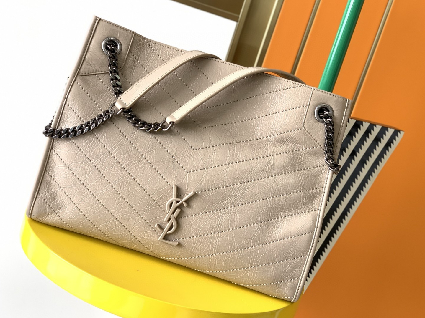 YSL NIKI SHOPPING IN VINTAGE LEATHER BEIGE 12.9 X 10.6 X 4.5 INCHES - Image 2