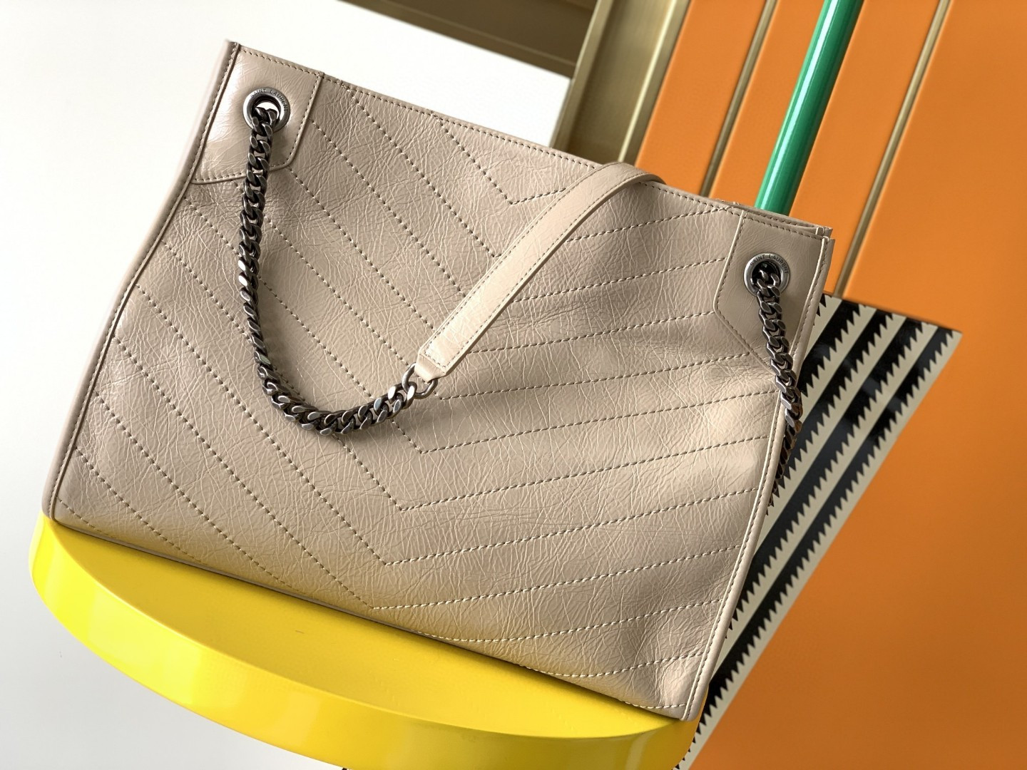 YSL NIKI SHOPPING IN VINTAGE LEATHER BEIGE 12.9 X 10.6 X 4.5 INCHES - Image 5