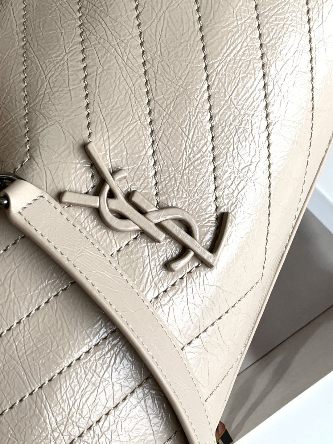 YSL NIKI SHOPPING IN VINTAGE LEATHER BEIGE 12.9 X 10.6 X 4.5 INCHES - Image 7