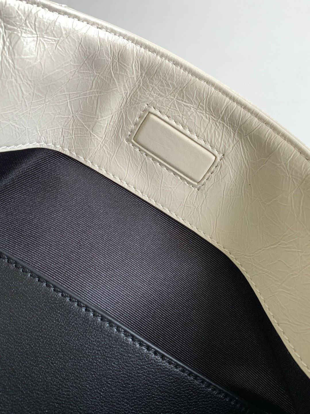 YSL NIKI SHOPPING IN VINTAGE LEATHER WHITE 12.9 X 10.6 X 4.5 INCHES - Image 9