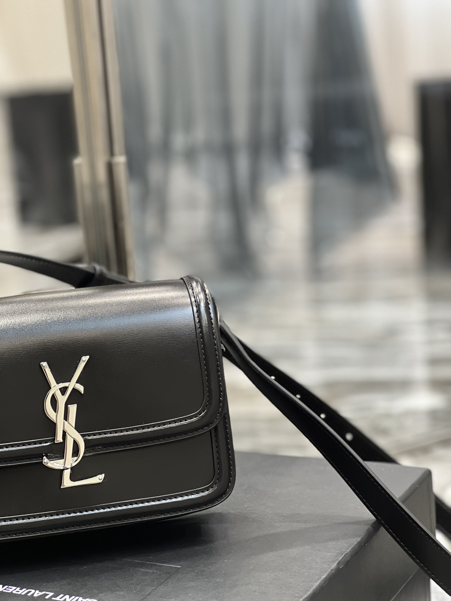 YSL SOLFERINO SMALL IN GLAZED LEATHER 7.4 X 5.1 X 1.9 INCHES - Image 4
