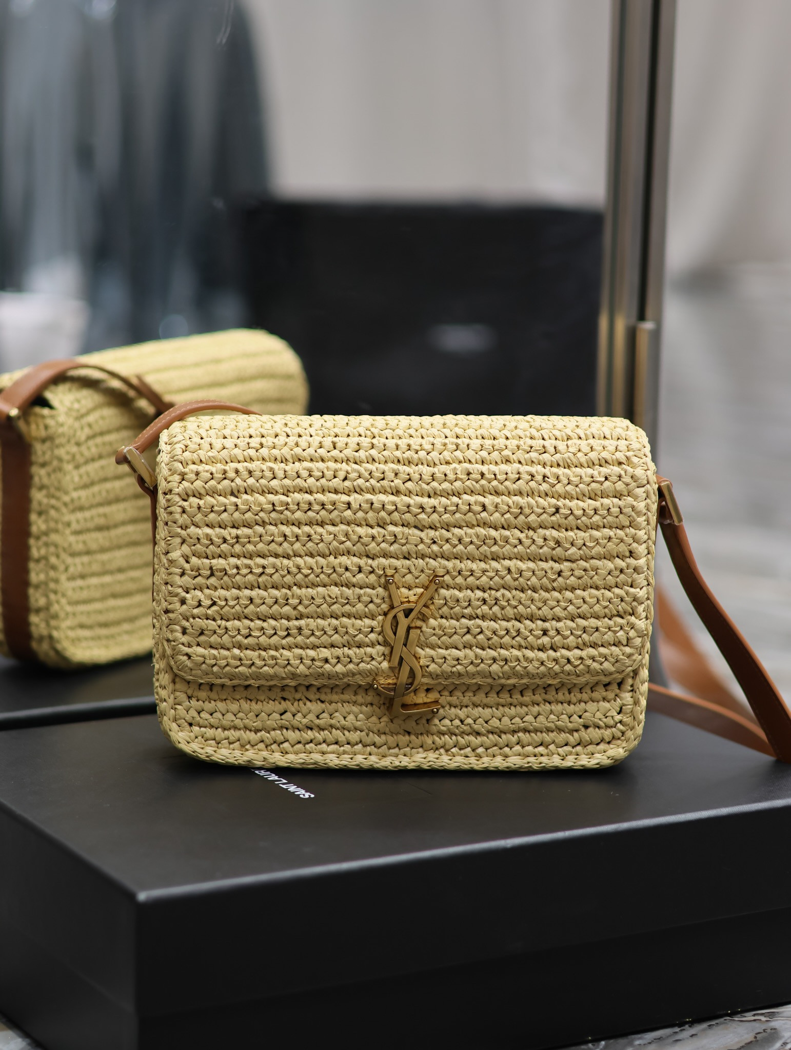 YSL SOLFERINO MEDIUM IN RAFFIA AND VEGETABLE-TANNED LEATHER NATUREL AND BRICK 9.1 X 6.3 X 2.4 INCHES - Image 2